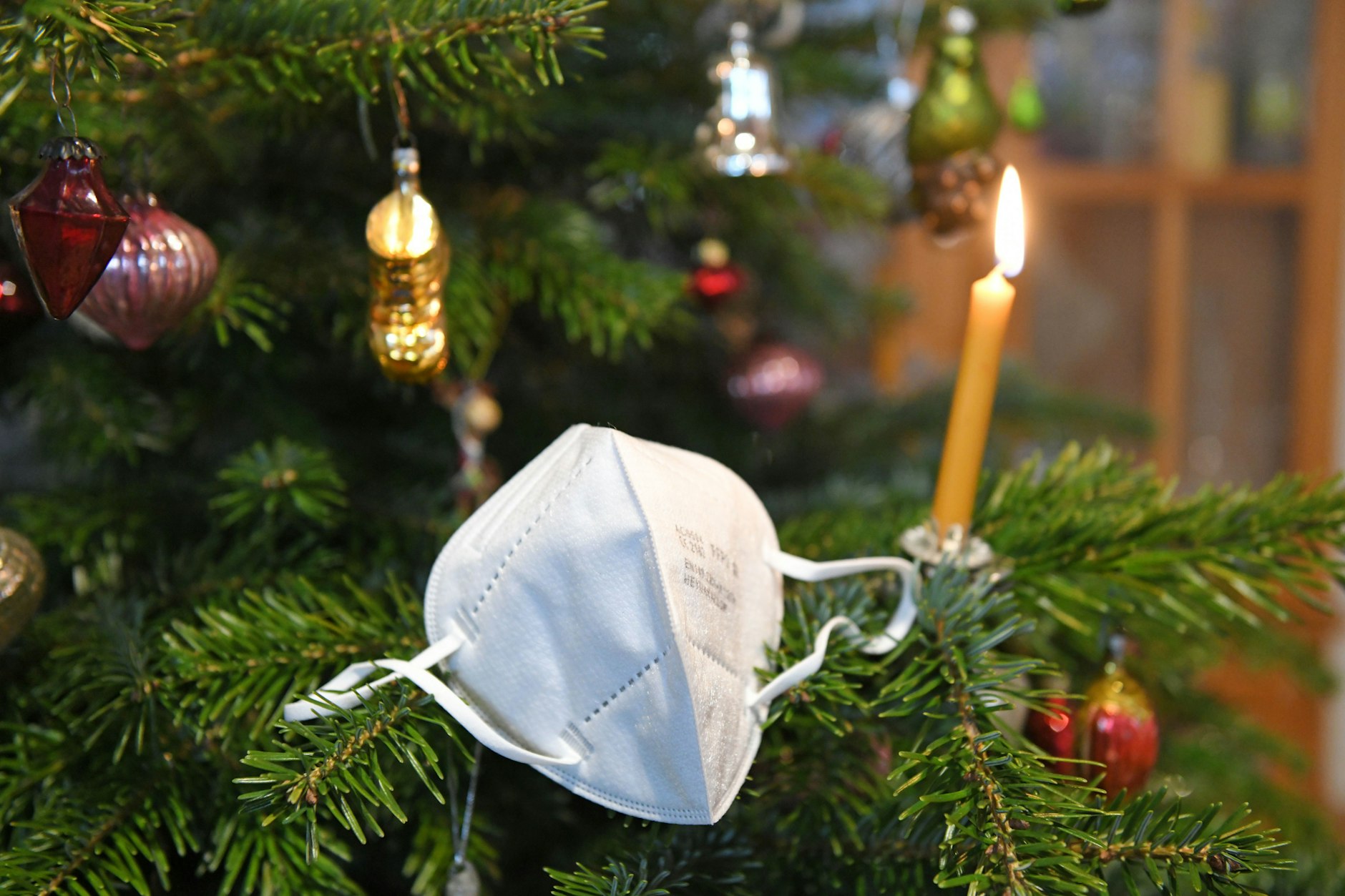 Maske an einem Weihnachtsbaum.