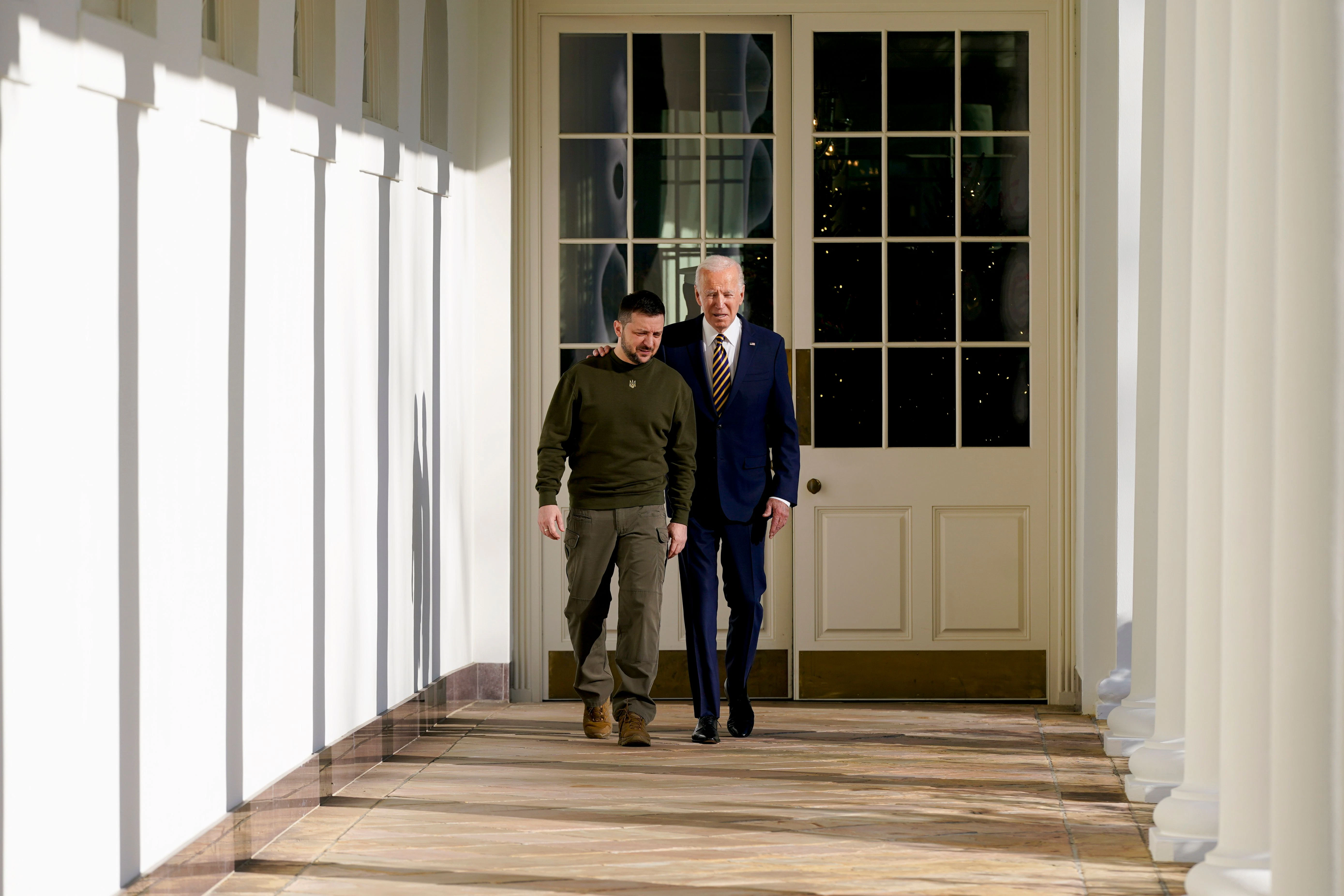 Joe Biden (r), Präsident der USA, und Wolodymyr Selenskyj, Präsident der Ukraine, gehen die Kolonnade des Weißen Hauses entlang.