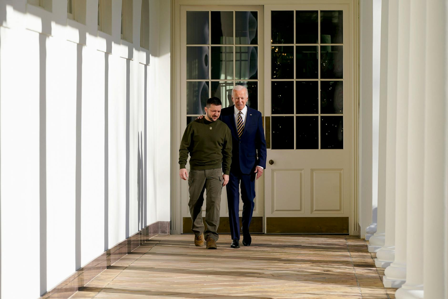 Joe Biden (r), Präsident der USA, und Wolodymyr Selenskyj, Präsident der Ukraine, gehen die Kolonnade des Weißen Hauses entlang.