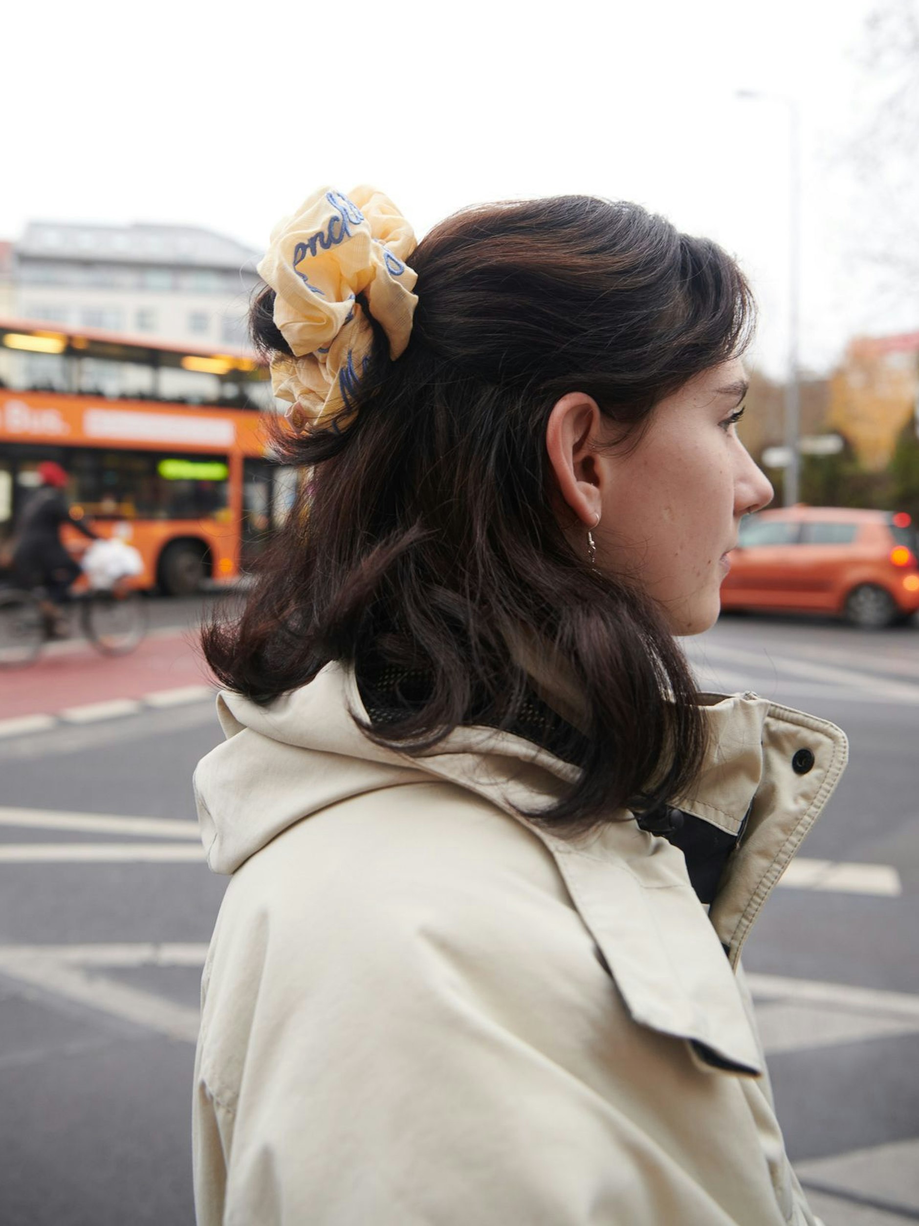 Lily trägt ein Scrunchie aus Seide der Berliner Marke Moonchild im Haar.&nbsp;