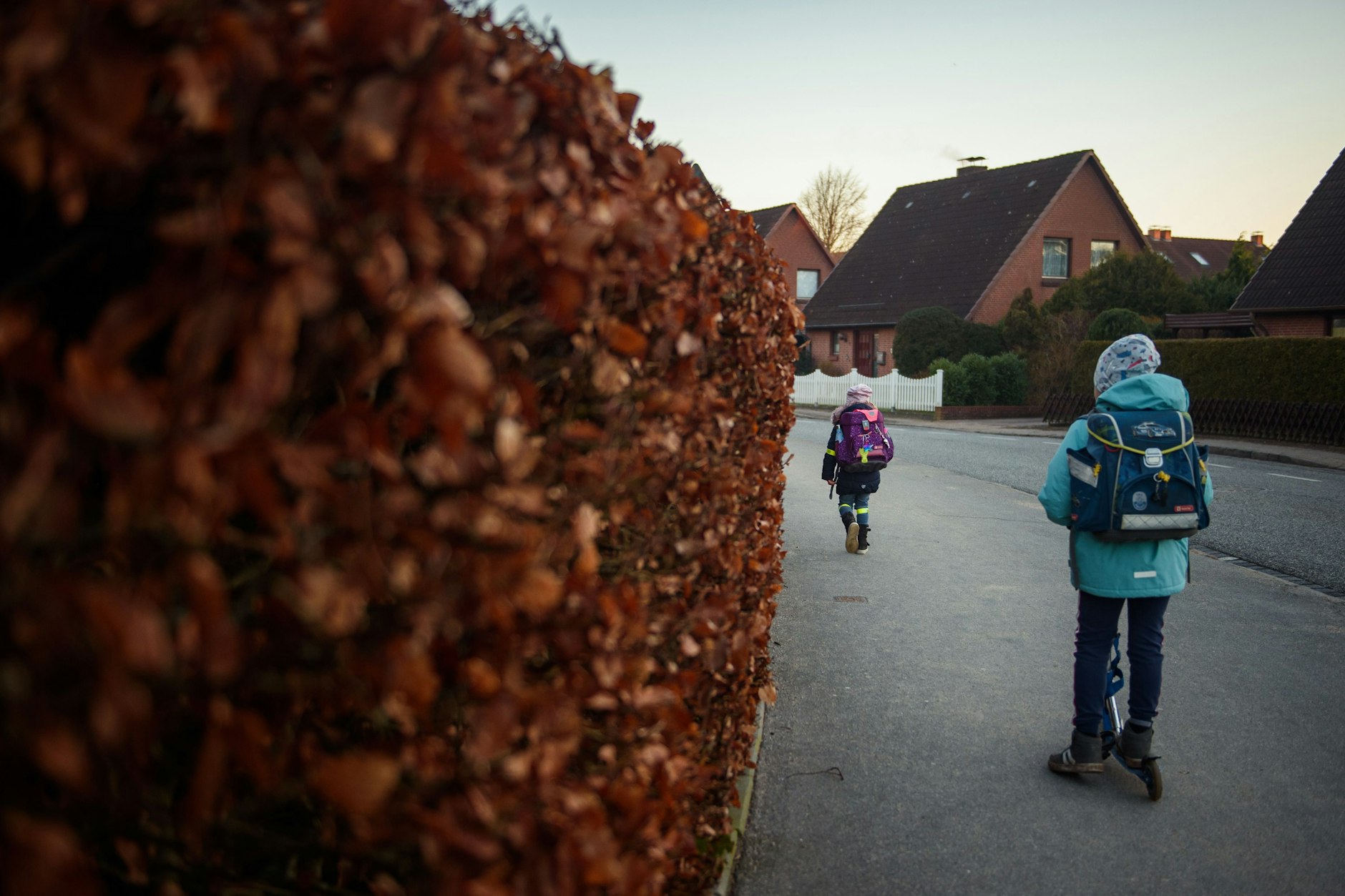 Schüler auf dem Weg in die Schule.