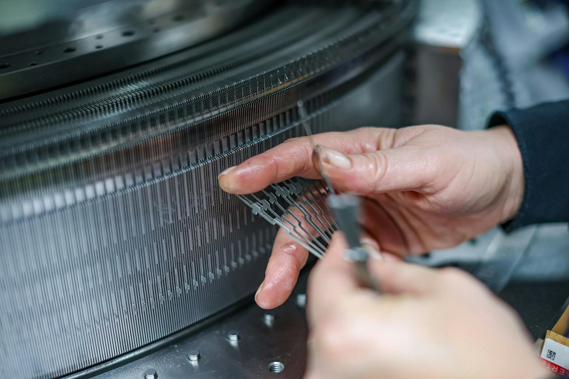 PRODUKTION - Eine Mitarbeiterin der Terrot GmbH montiert die Stricknadeln für eine Großrundstrickmaschine. Der Hersteller von Strickmaschinen steht wie viele deutsche Maschinenbauer vor dem Problem des Fachkräftemangels.