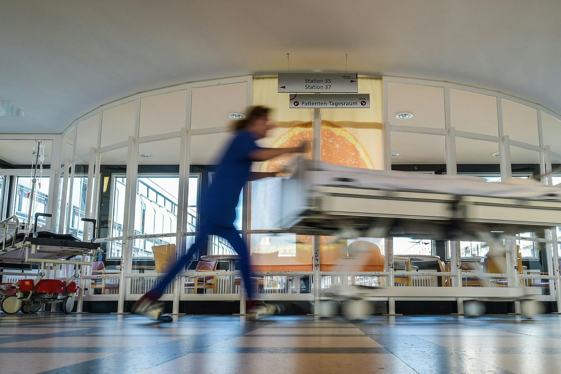Eine Pflegekraft schiebt im Vivantes-Klinikum Neukölln ein Bett über den Gang.
