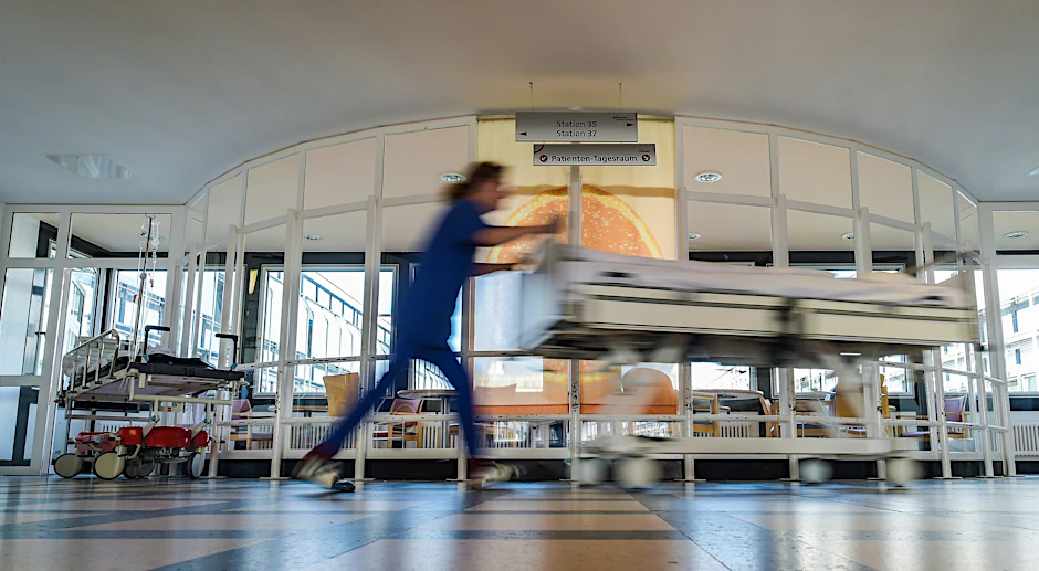 Eine Pflegekraft schiebt im Vivantes-Klinikum Neukölln ein Bett über den Gang.