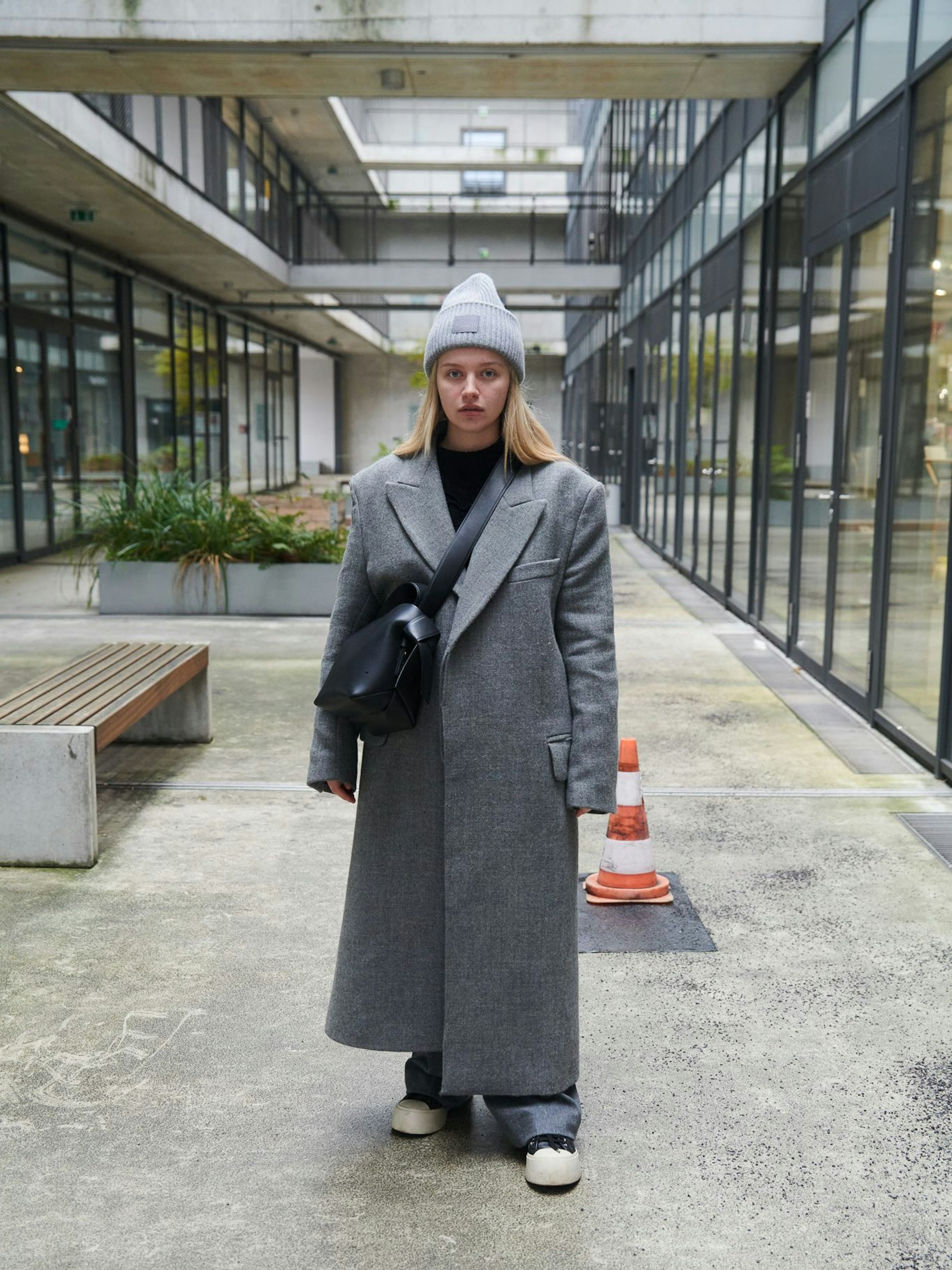 Karinas Look ist tadellos. Man ahnt schon, dass sie sich für Mode interessiert. Und tatsächlich studiert die gebürtige Ukrainerin Modedesign, und zwar an der Macromedia-Hochschule in Kreuzberg.&nbsp;