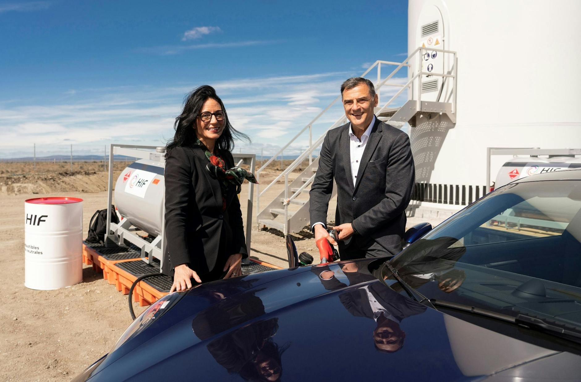 HANDOUT - Barbara Frenkel, Porsche-Vorständin für Beschaffung, und Michal Steiner, Porsche-Vorstand für Entwicklung, betanken einen Porsche mit E-Fuel an der Pilot-Anlage Haru Oni im Süden von Chile.