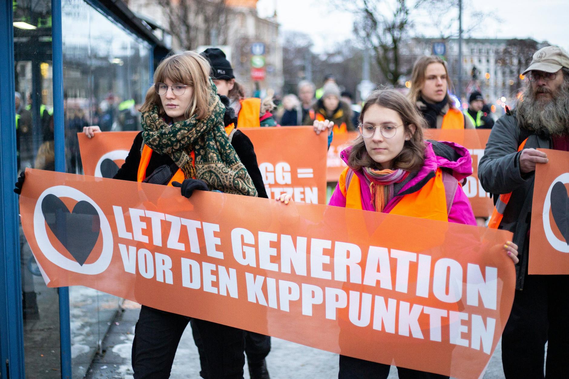 Die Aktivisten hatten entgegen einer Allgemeinverfügung der Stadt München weitere Klebe-Proteste unternommen.