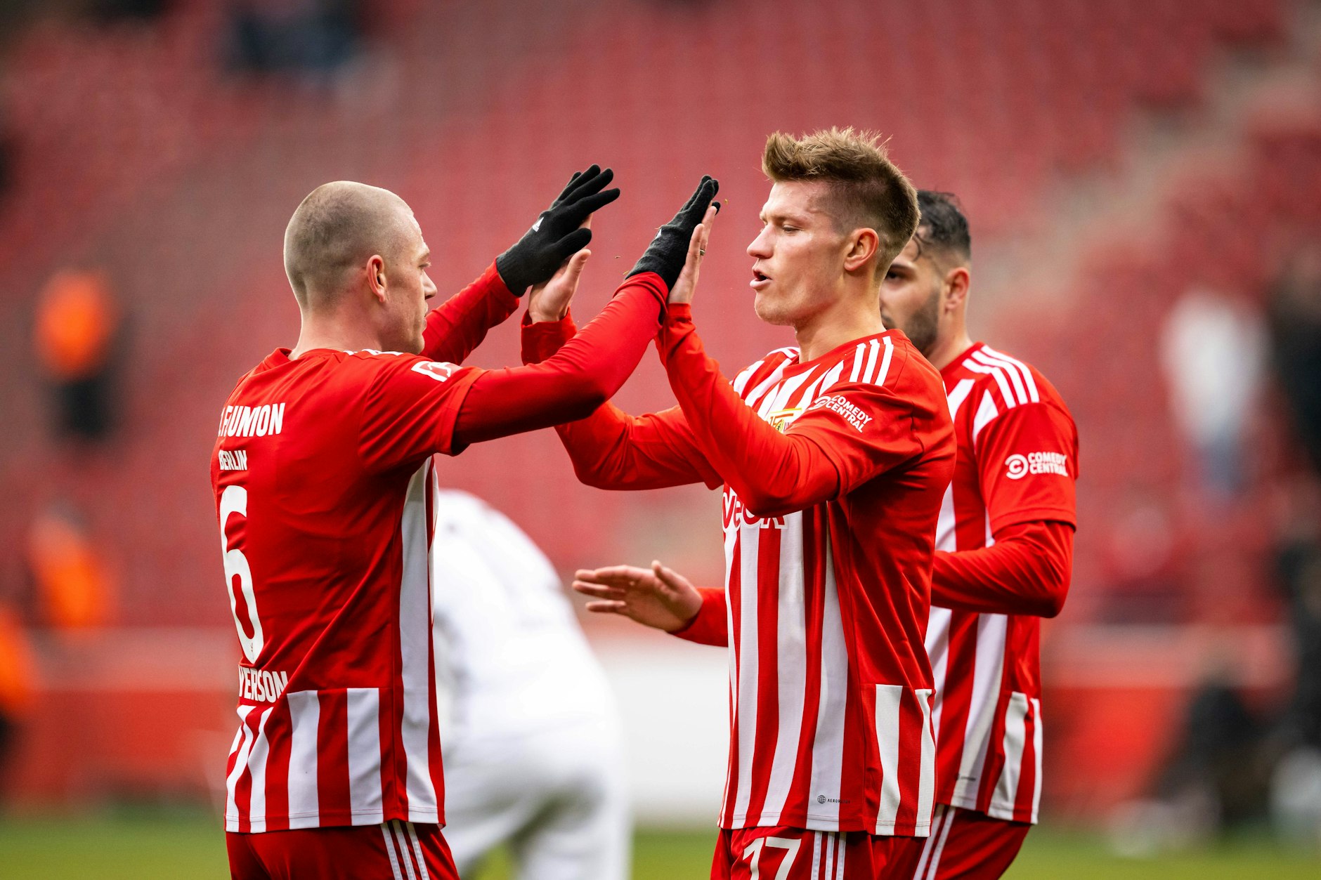 Kevin Behrens (M.) klatscht mit 3:2-Vorbereiter Julian Ryerson (l.) ab.