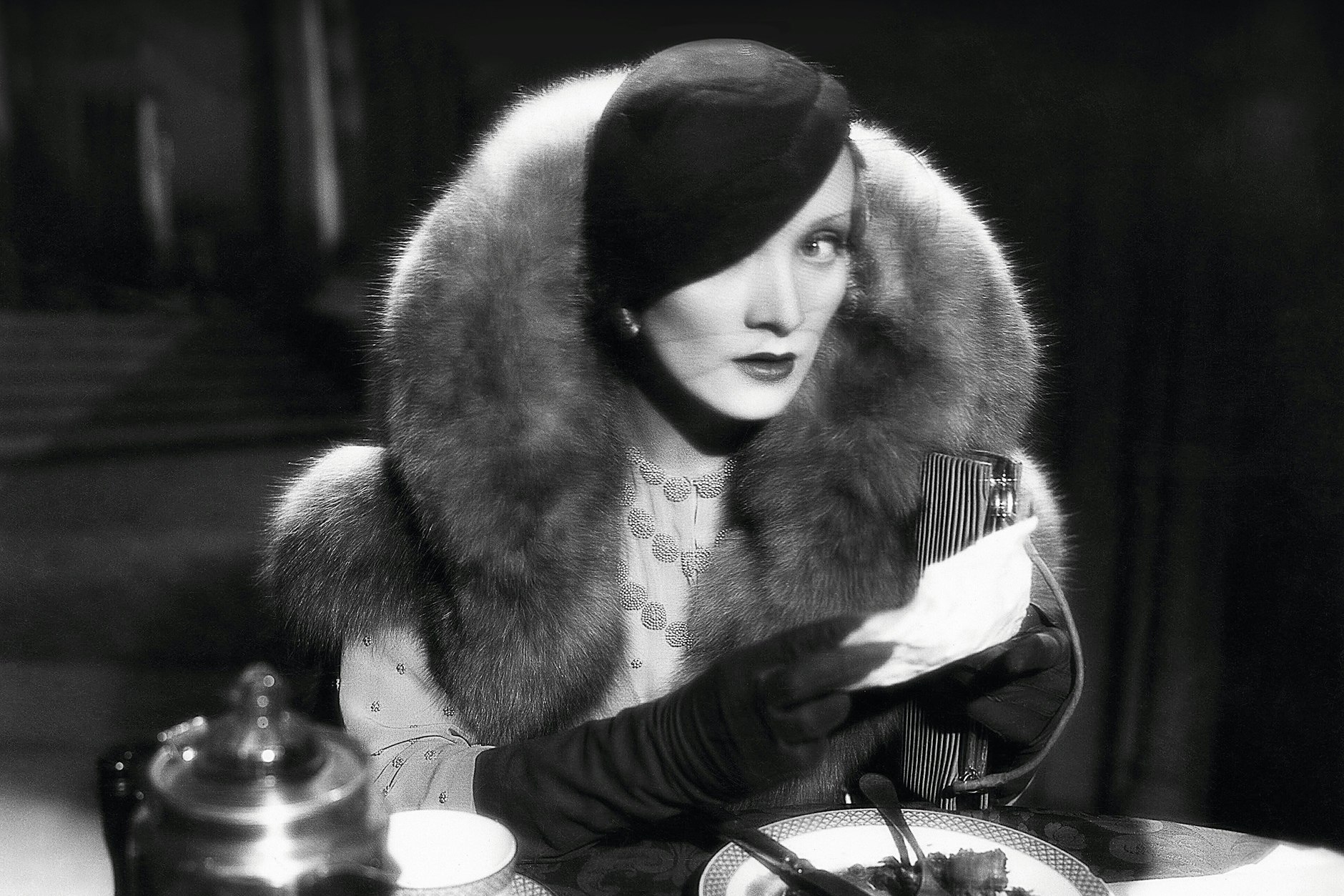 Auch Göttinnen essen: Marlene Dietrich in Josef von Sternbergs „Blonde Venus“, 1932.