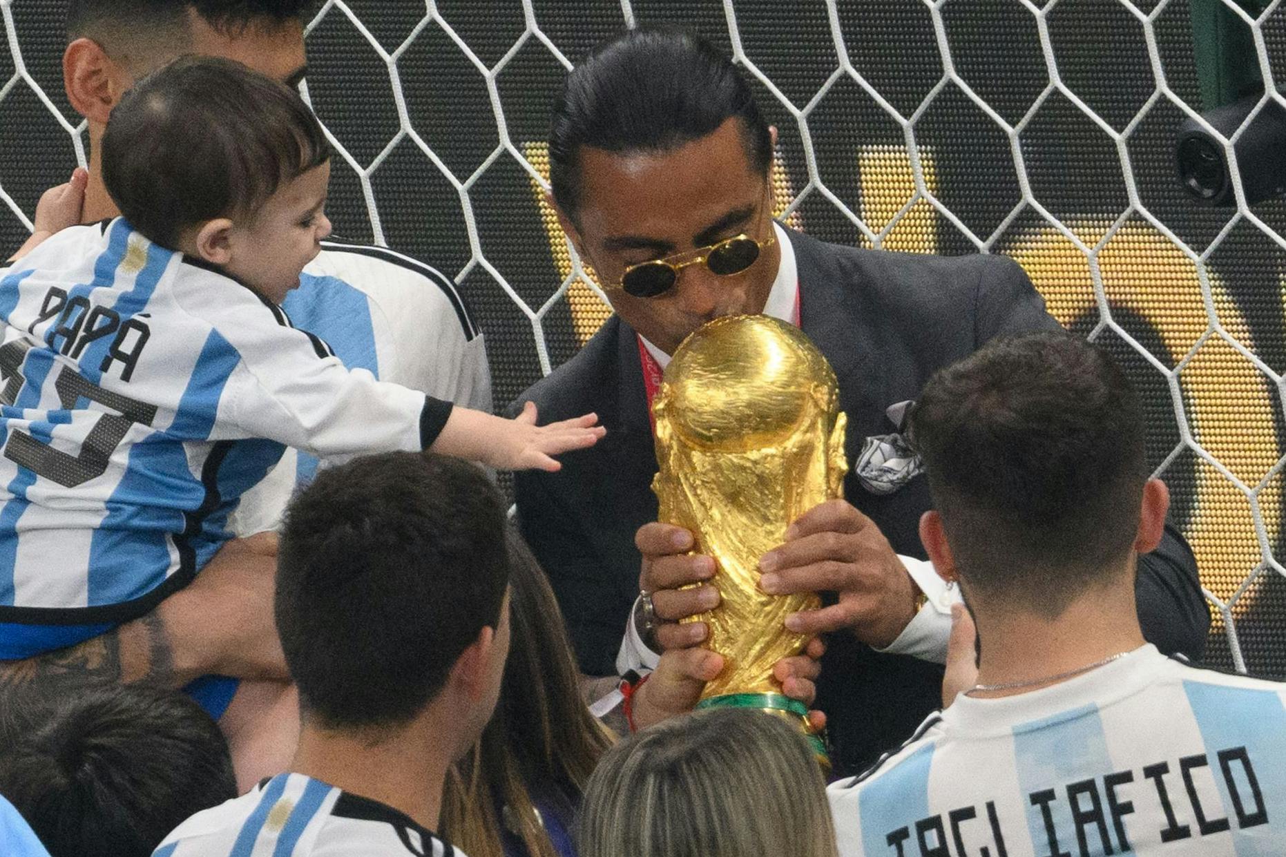 Auch der türkische Star-Gastronom „Salt Bae“ schlich sich entgegen der Fifa-Regeln auf das Feld.