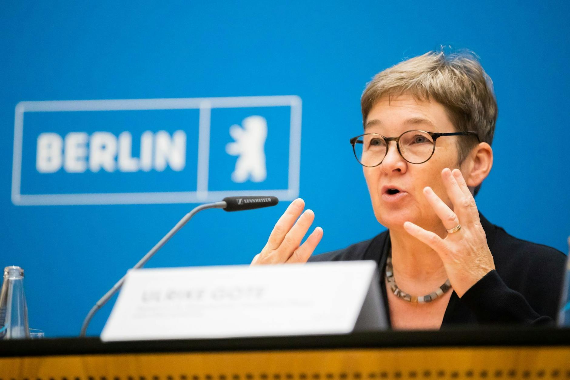 ARCHIV - Berlins Gesundheitssenatorin Ulrike Gote spricht bei einer Pressekonferenz.