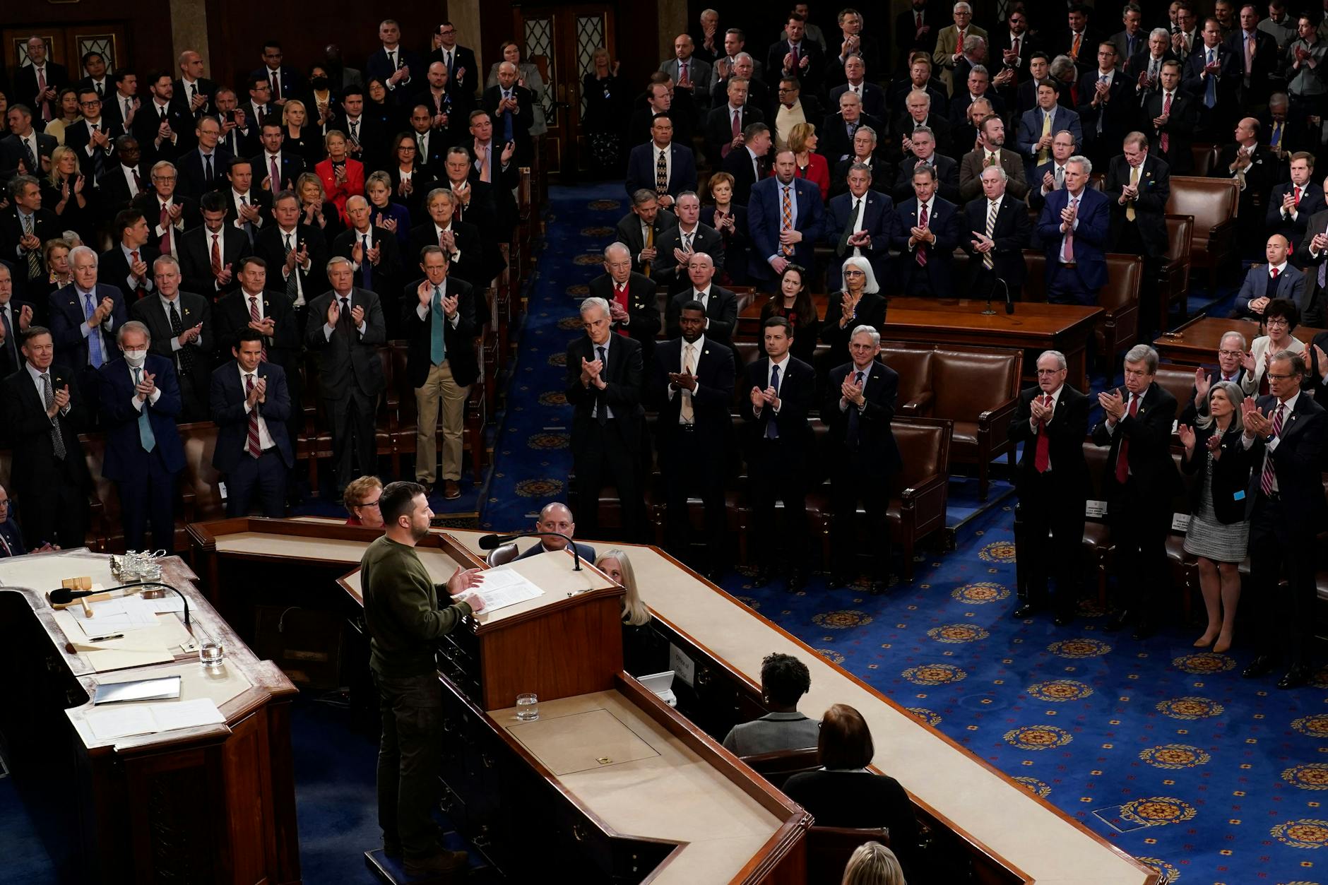 Standing Ovation für den ukrainischen Präsident Selenskyj. 