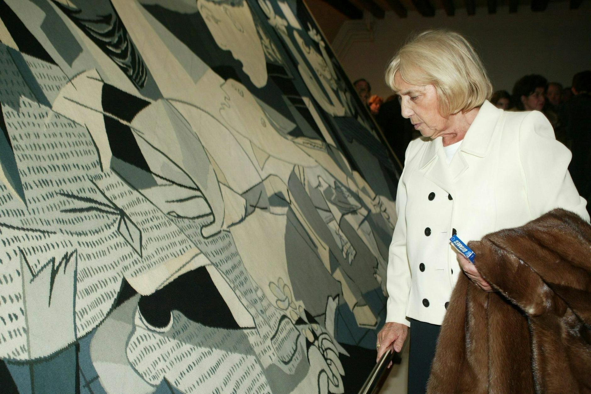Maya Picasso 2004 in der Pariser Rue des Grands Augustins vor einer Installation mit Guernica-Motiv ihres Vaters.