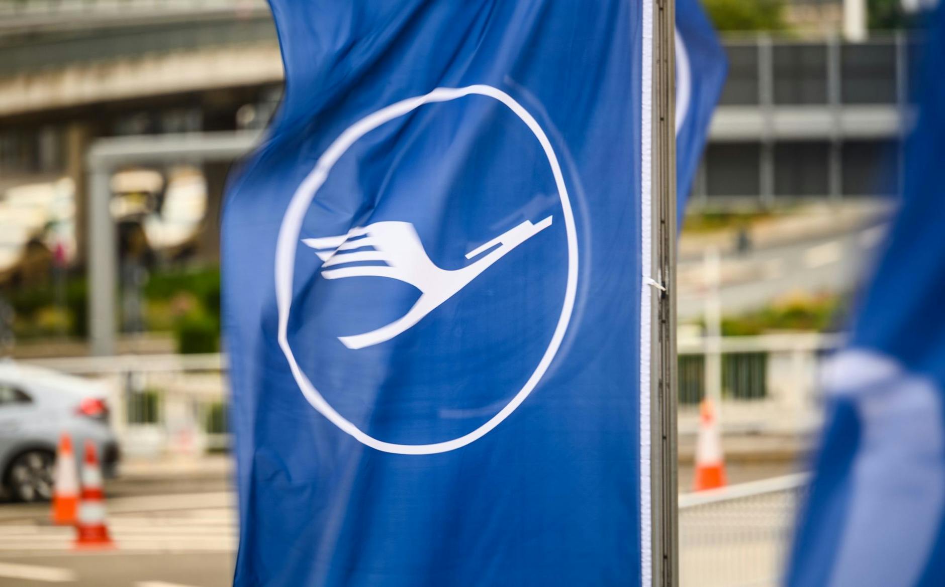 ARCHIV - Eine blau-weiße Flagge der Fluggesellschaft Lufthansa flattert am Flughafen in Frankfurt im Wind.