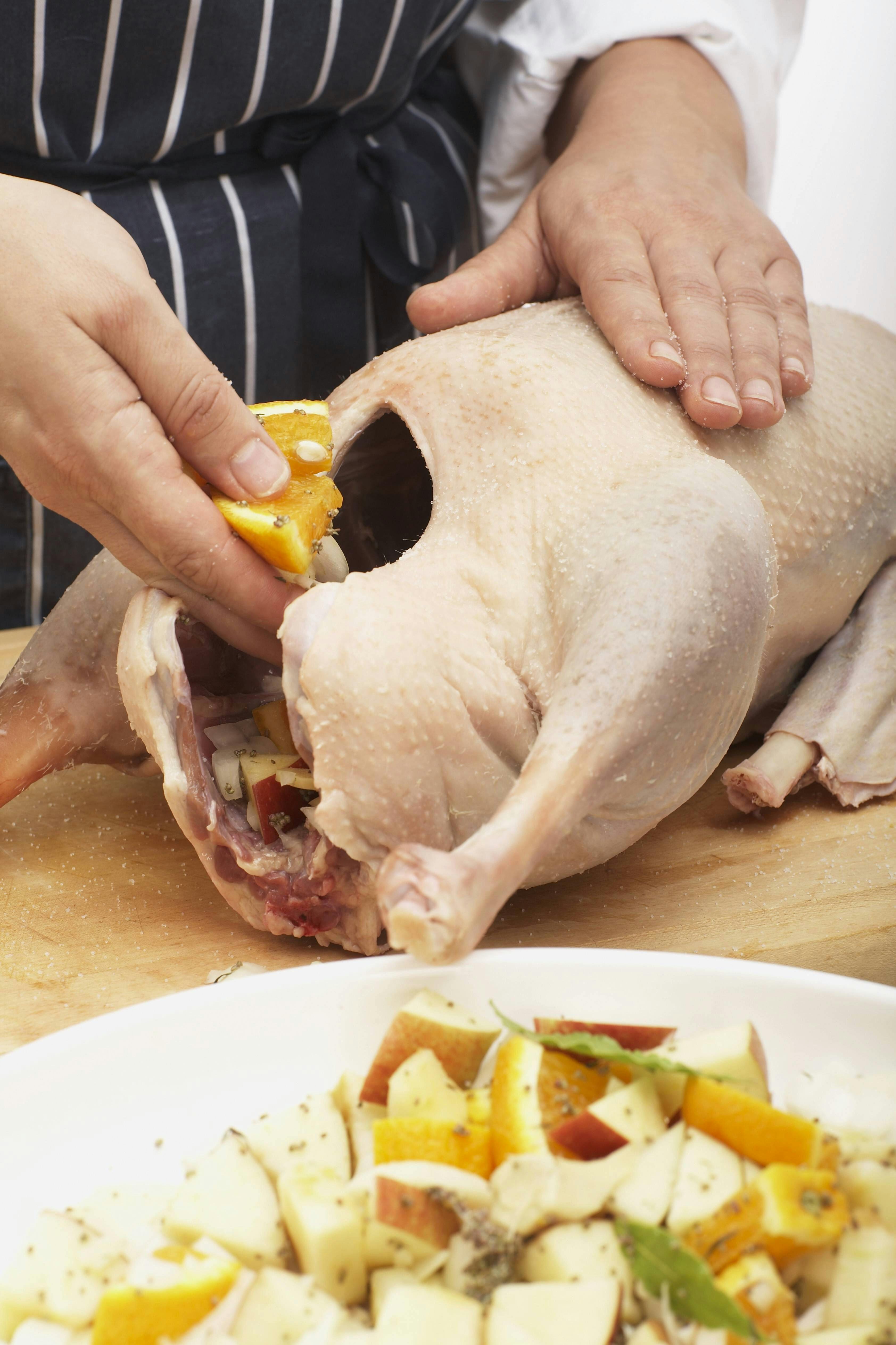 Der perfekte Gänsebraten – so wird es gemacht: Omas Rezept mit Schritt ... Der perfekte Gänsebraten – so wird es gemacht: Omas Rezept mit Schritt ...