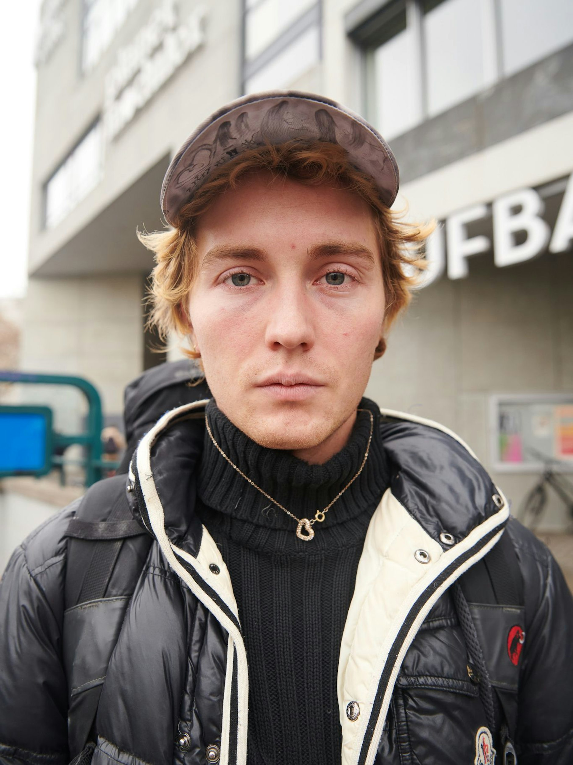 Sein großes Ziel ist es, Regisseur zu werden, sagt Laurids. Die Herzchenkette hat er mal im Tessin gefunden – an ihm wirkt der Spießerschmuck alles andere als bieder.