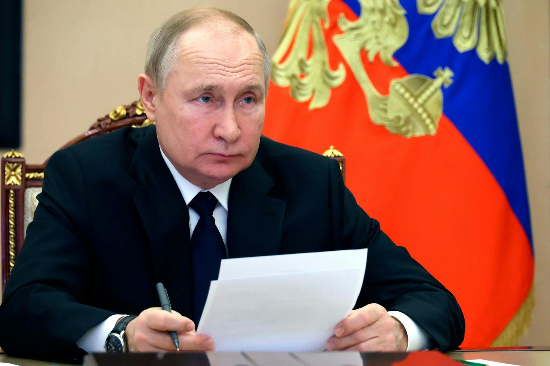 HANDOUT - Russlands Präsident Wladimir Putin: «Unsere militärischen Möglichkeiten wachsen mit jedem Tag.» emlin/AP/dpa