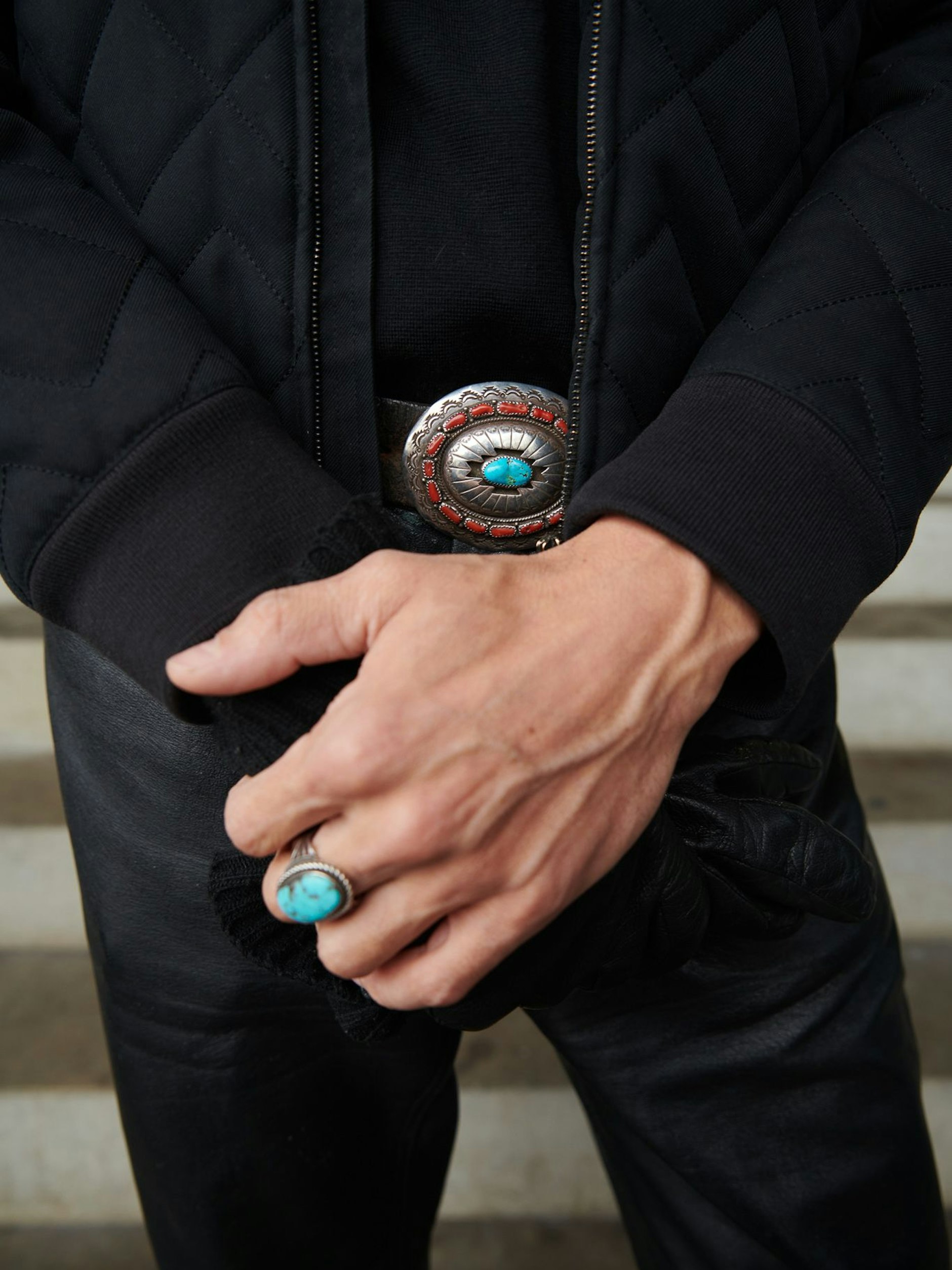 Die Accessoires: Gürtel mit kunsthandwerklicher Schließe, gefertigt von einem Goldschmied des Navajo-Stammes in Arizona. Gleichen Ursprungs ist der Ring.