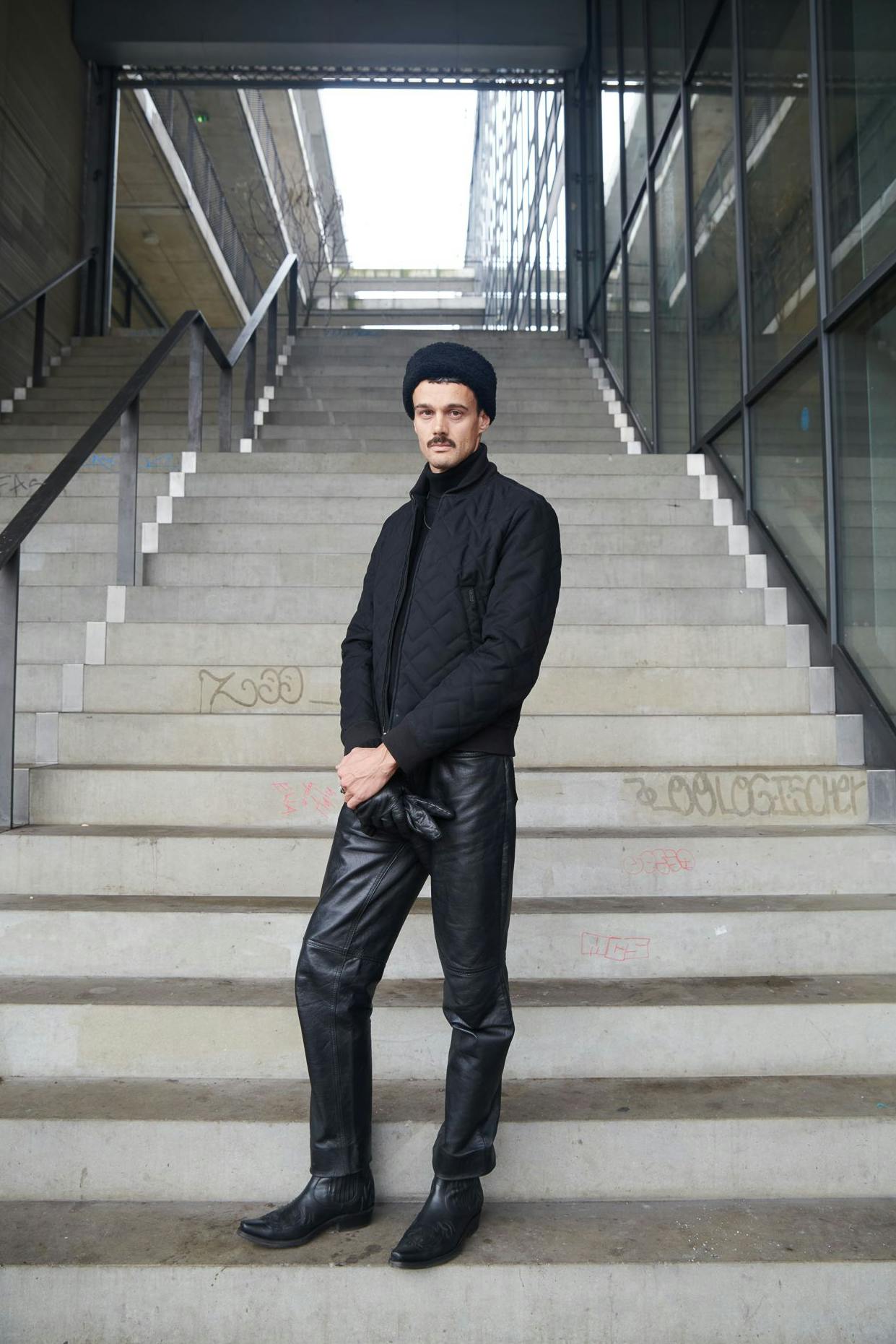 Trotzdem wir Aljoscha in Berlin-typisches Schwarz gekleidet trafen, so war er am Moritzplatz doch eine modische Ausnahmeerscheinung. 