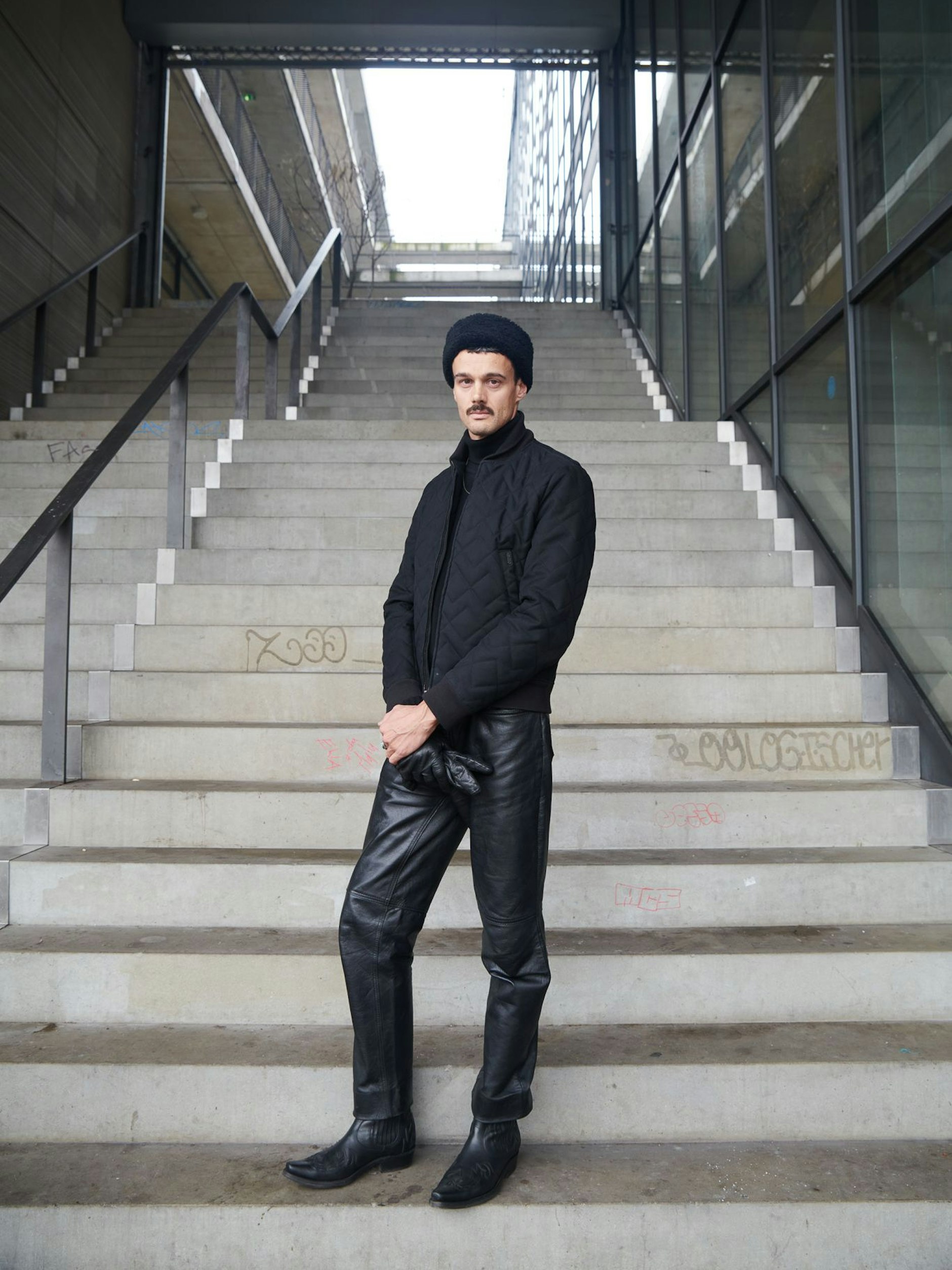 Besonders heiter ist das Beruferaten bei Aljoscha: Maler, Model, Dichter, Denker? Oder aber russischer Adelsspross und Privatier? Alles falsch. Das einzige Russische an Aljoscha ist sein Name – und nicht die Kunst ist sein Metier, sondern die Wissenschaft. Als promovierter Physiker forscht der gebürtige West-Berliner am Geografie-Institut der Uni Potsdam. Sein Look: Fellkappe, Vintagekette über schwarzem Rolli von Asphalte, Kenzo-Jacke und Vintage-Lederhose.