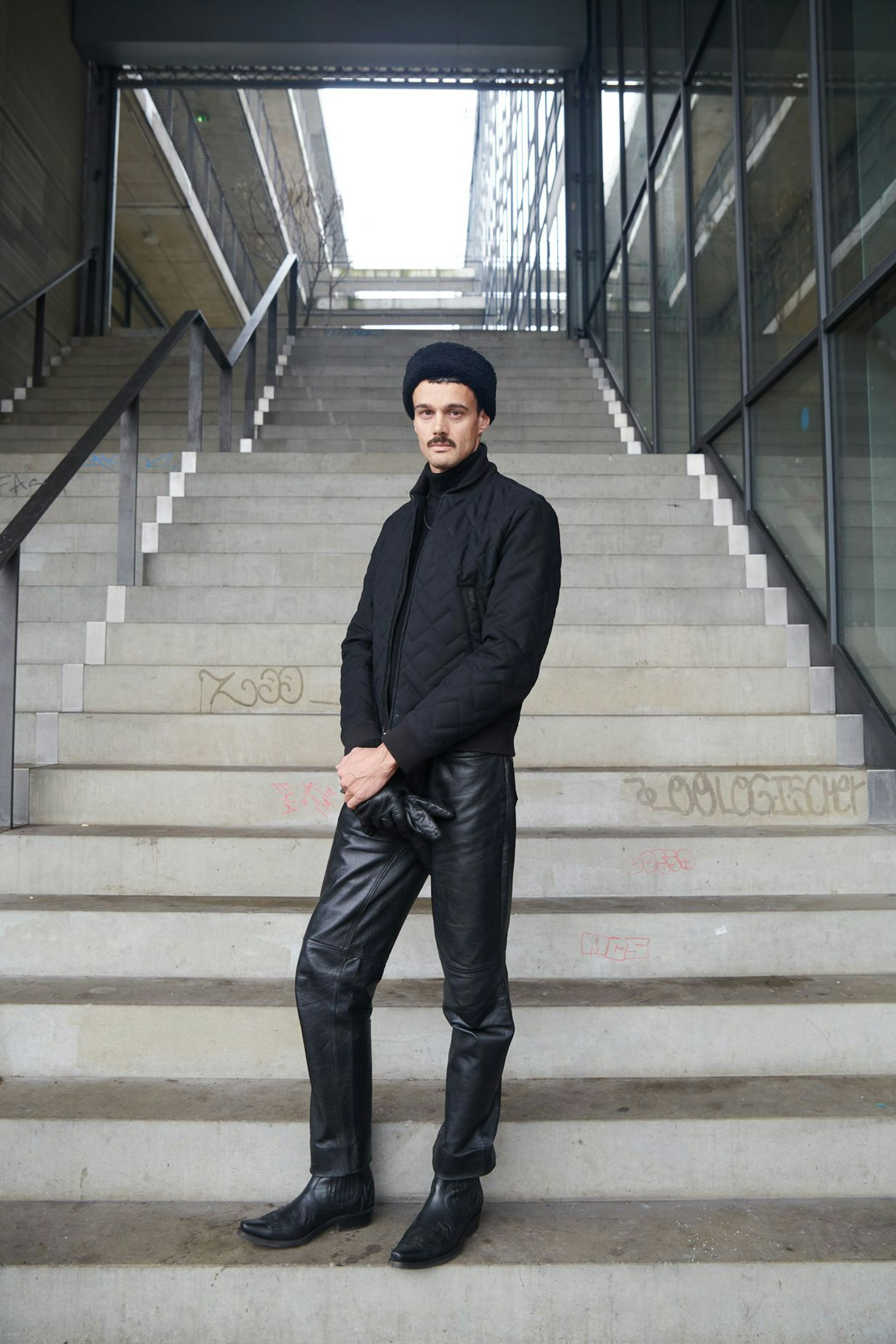 Trotzdem wir Aljoscha in Berlin-typisches Schwarz gekleidet trafen, so war er am Moritzplatz doch eine modische Ausnahmeerscheinung.&nbsp;