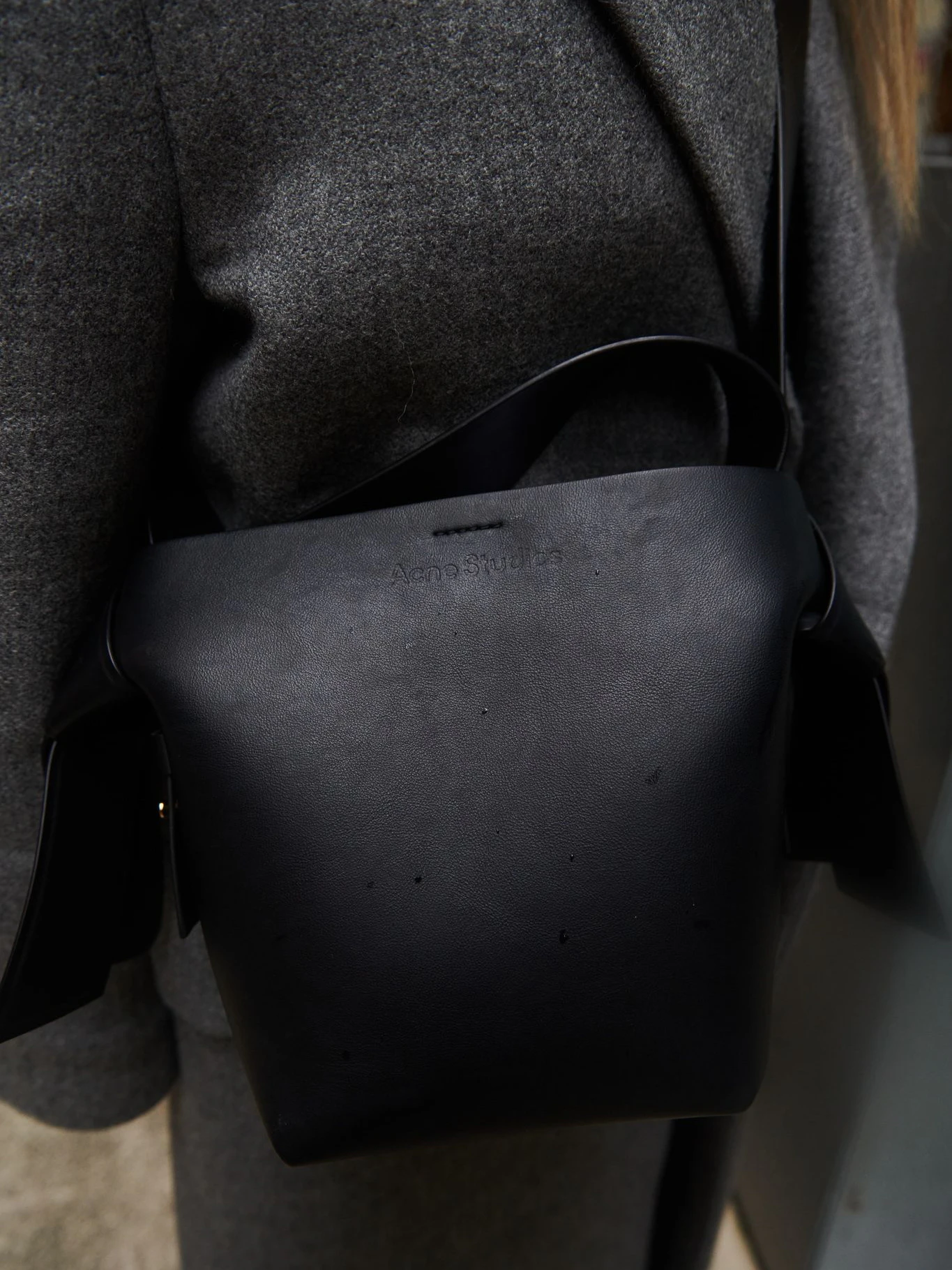 Auch die schwarze Ledertasche ist von Acne Studios.