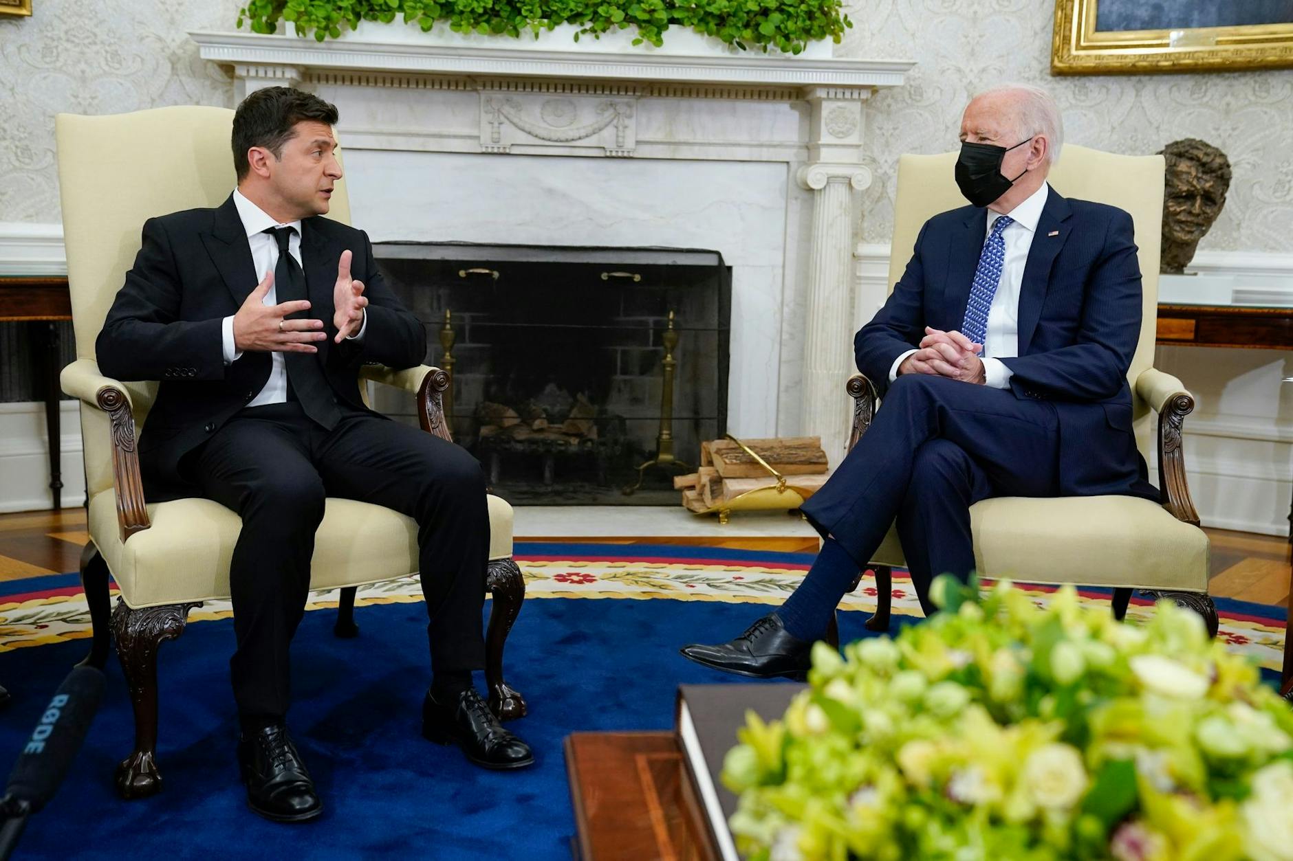 ARCHIV - Bild aus einer anderen Zeit: US-Präsident Joe Biden spricht am 1. September 2021 mit seinem ukrainischen Amtskollegen Wolodymyr Selenskyj bei dessen Besuch im Oval Office.