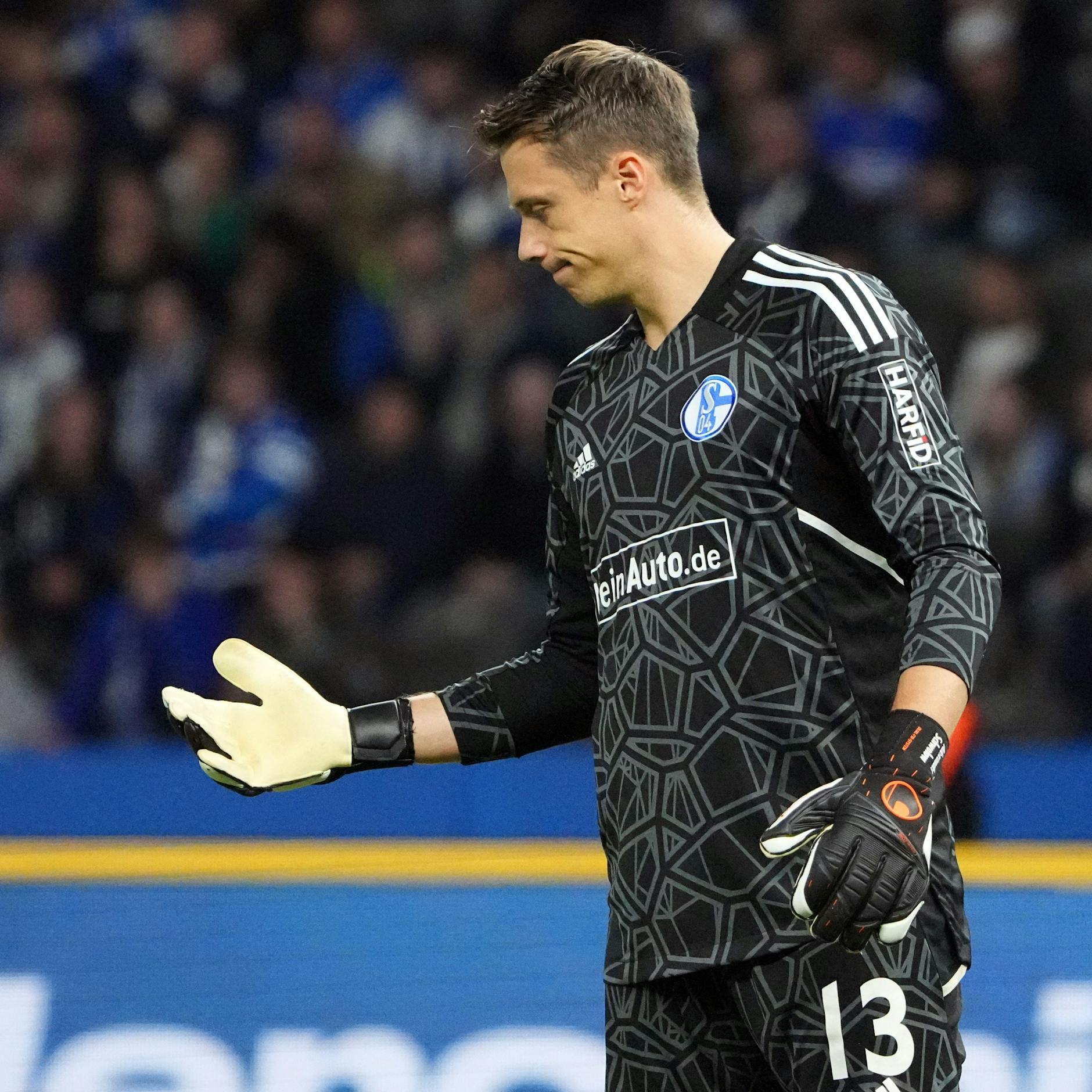 Herthas Torhüter Alexander Schwolow hat auch auf Schalke eine schwere Zeit und kassierte schon 32 Gegentore.