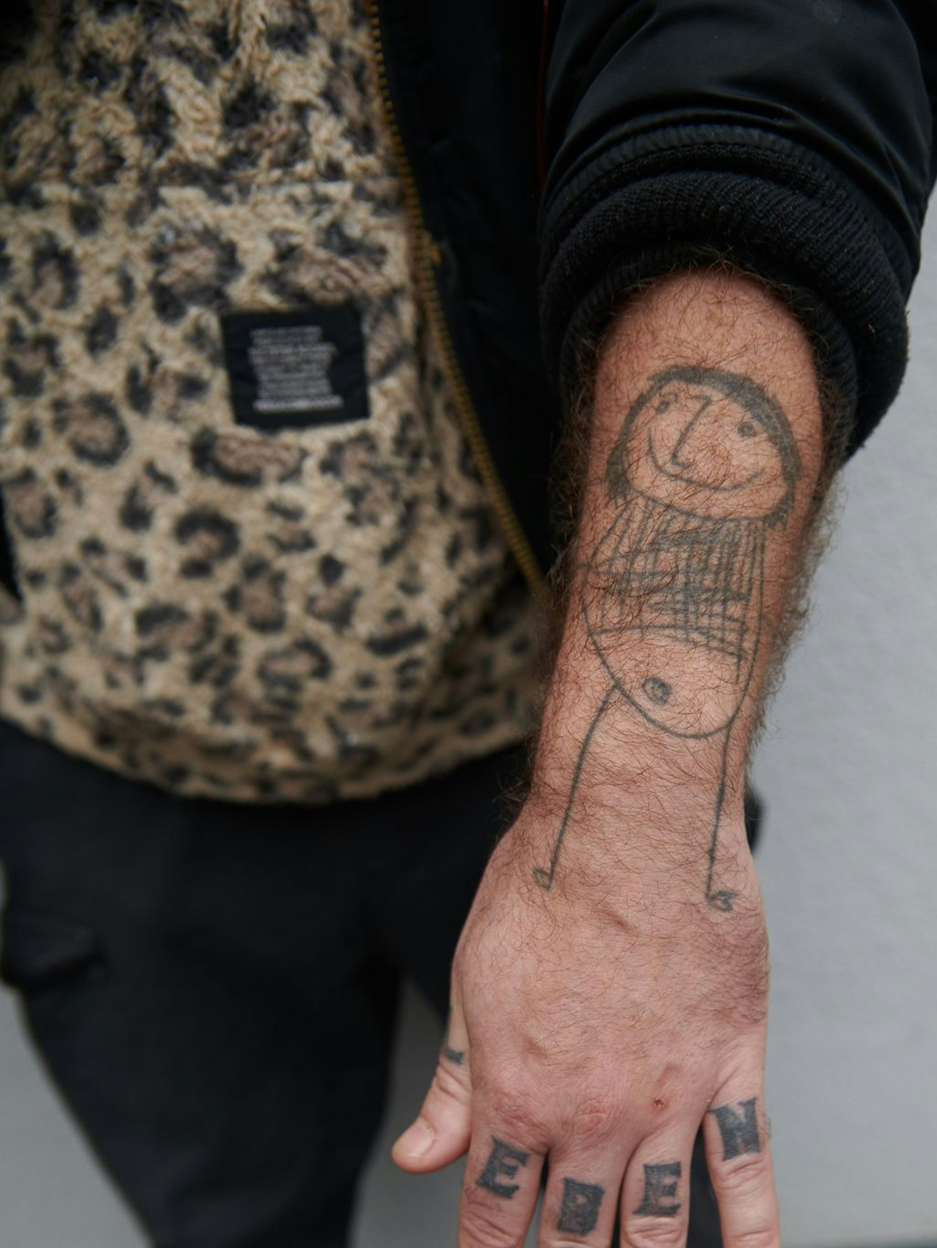 Das Strichmännchen auf dem Unterarm ließ sich Jan vor Jahren auf einem Tattoo-Event im SO36 stechen. Vorlage war ein Bild seiner inzwischen volljährigen Tochter Mialina, das sie als kleines Mädchen von ihrem Vater zeichnete.