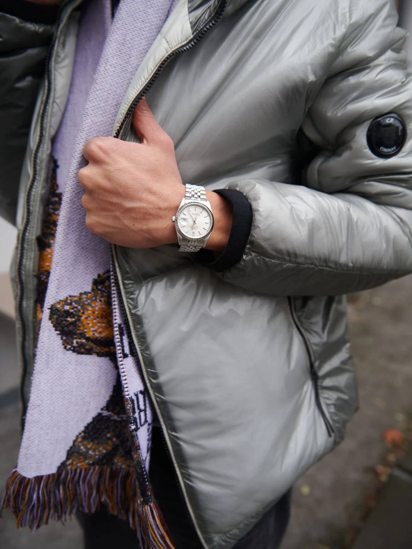 Ravani-Schal mit Dobermann-Motiv und Rolex Oyster Perpetual Datejust mit geriffelter Lünette.
