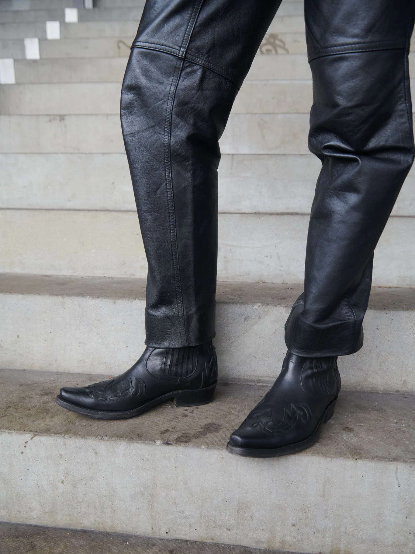 Aljoschas vermeintliche Cowboystiefel haben einen kurzen Schaft. Gewissermaßen sind es also Cowboy-Chelsea-Boots.
