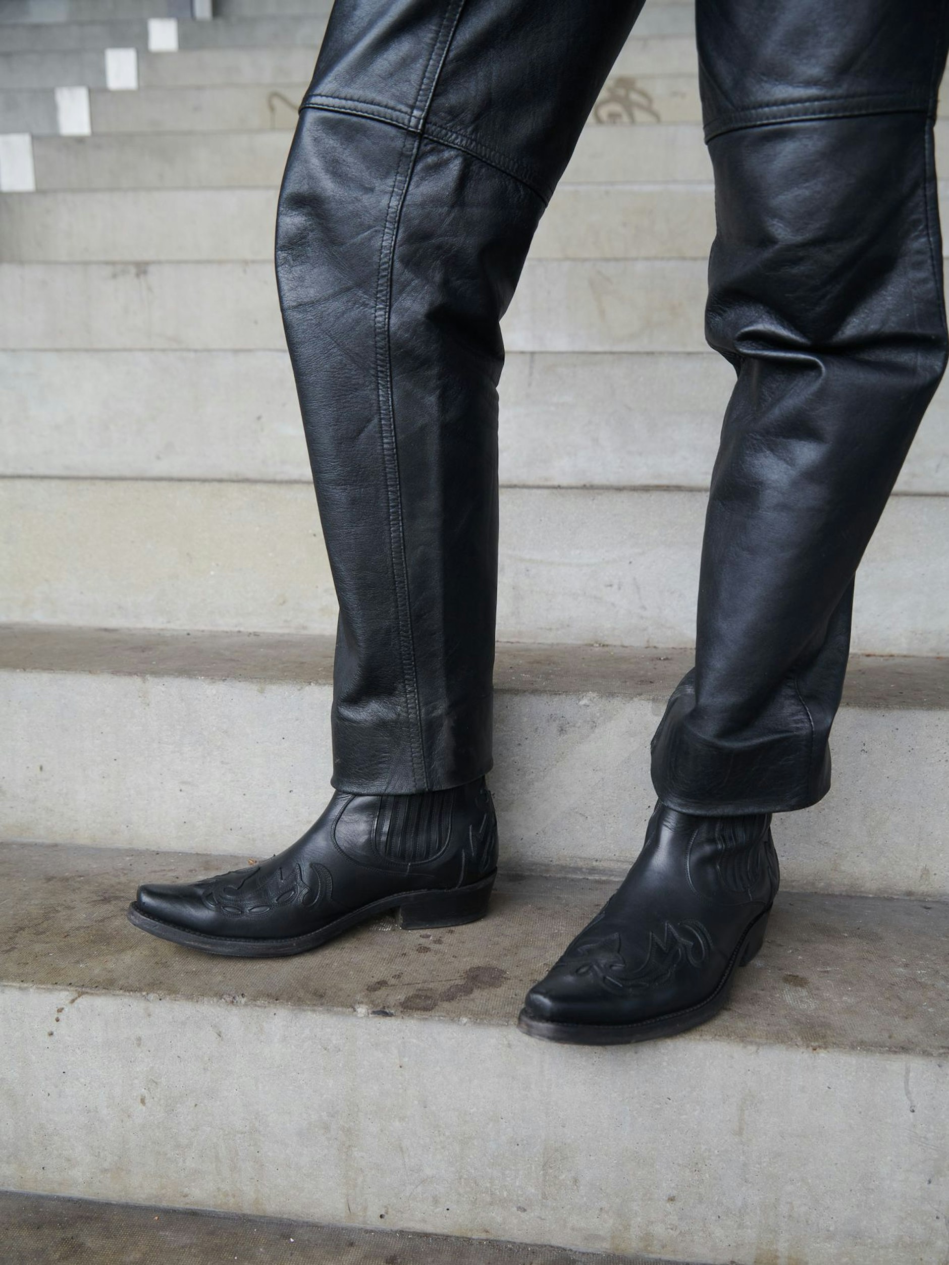 Aljoschas vermeintliche Cowboystiefel haben einen kurzen Schaft. Gewissermaßen sind es also Cowboy-Chelsea-Boots.