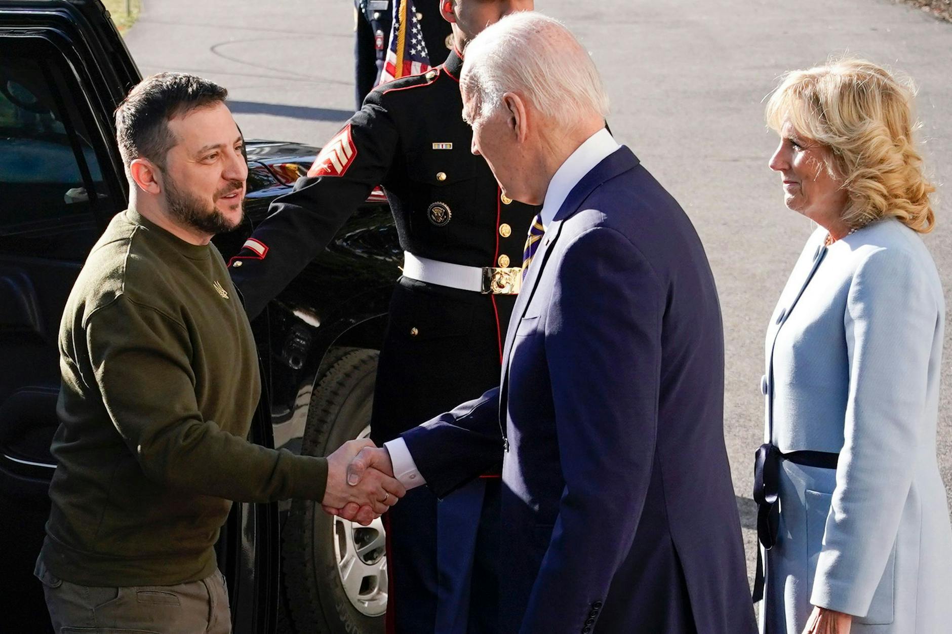 US-Präsident Joe Biden und seine Frau Jill Biden begrüßen den ukrainischen Präsidenten Wolodymyr Selenskyj (l) vor dem Weißen Haus.