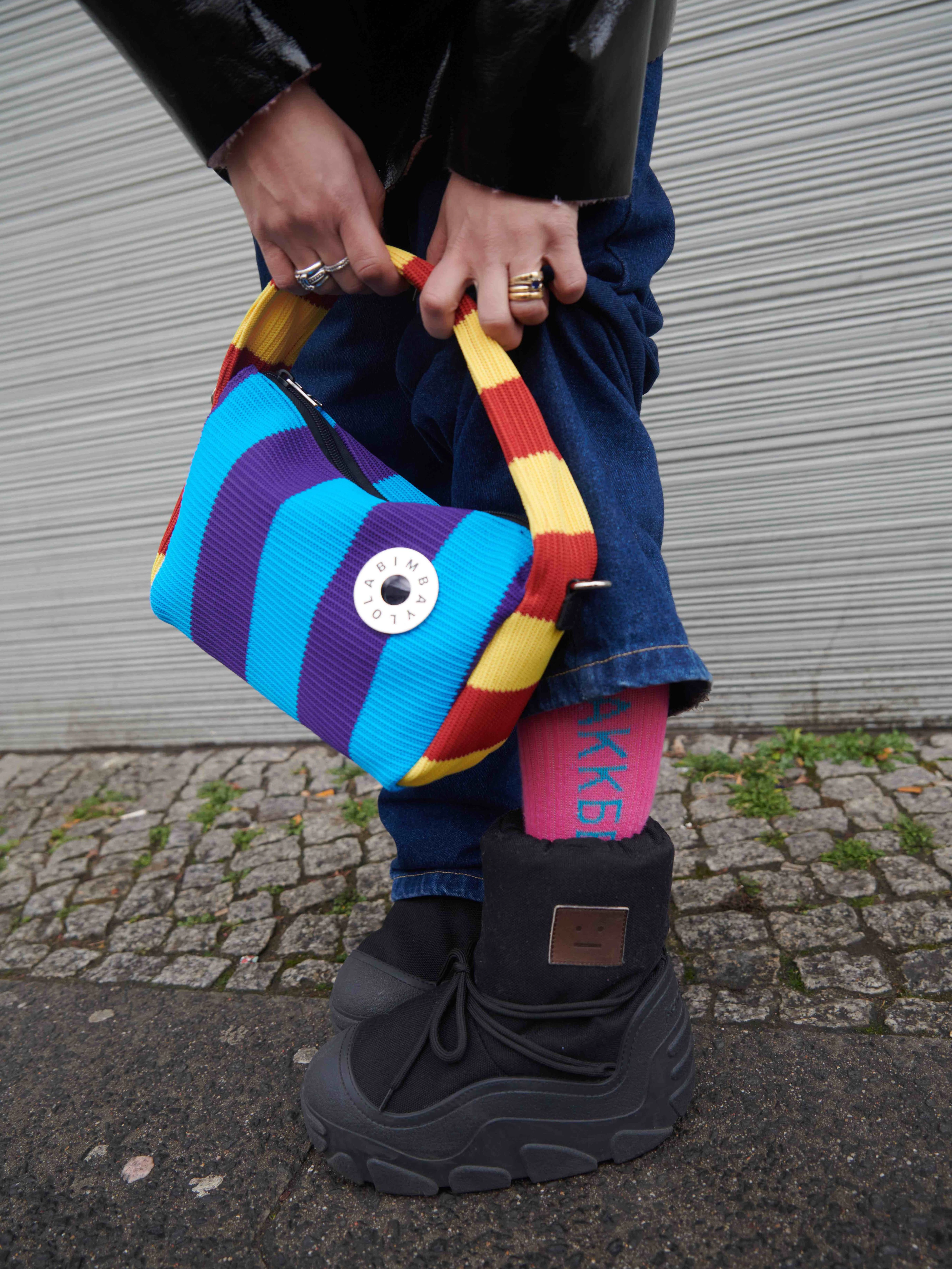 Mikas Tasche ist ebenfalls vom spanische Label Bimba Y Lola. Zu den Snow Boots von Acne Studios trägt sie Kniestrümpfe des Moskauer Skaterlabels Rassvet.&nbsp;&nbsp;