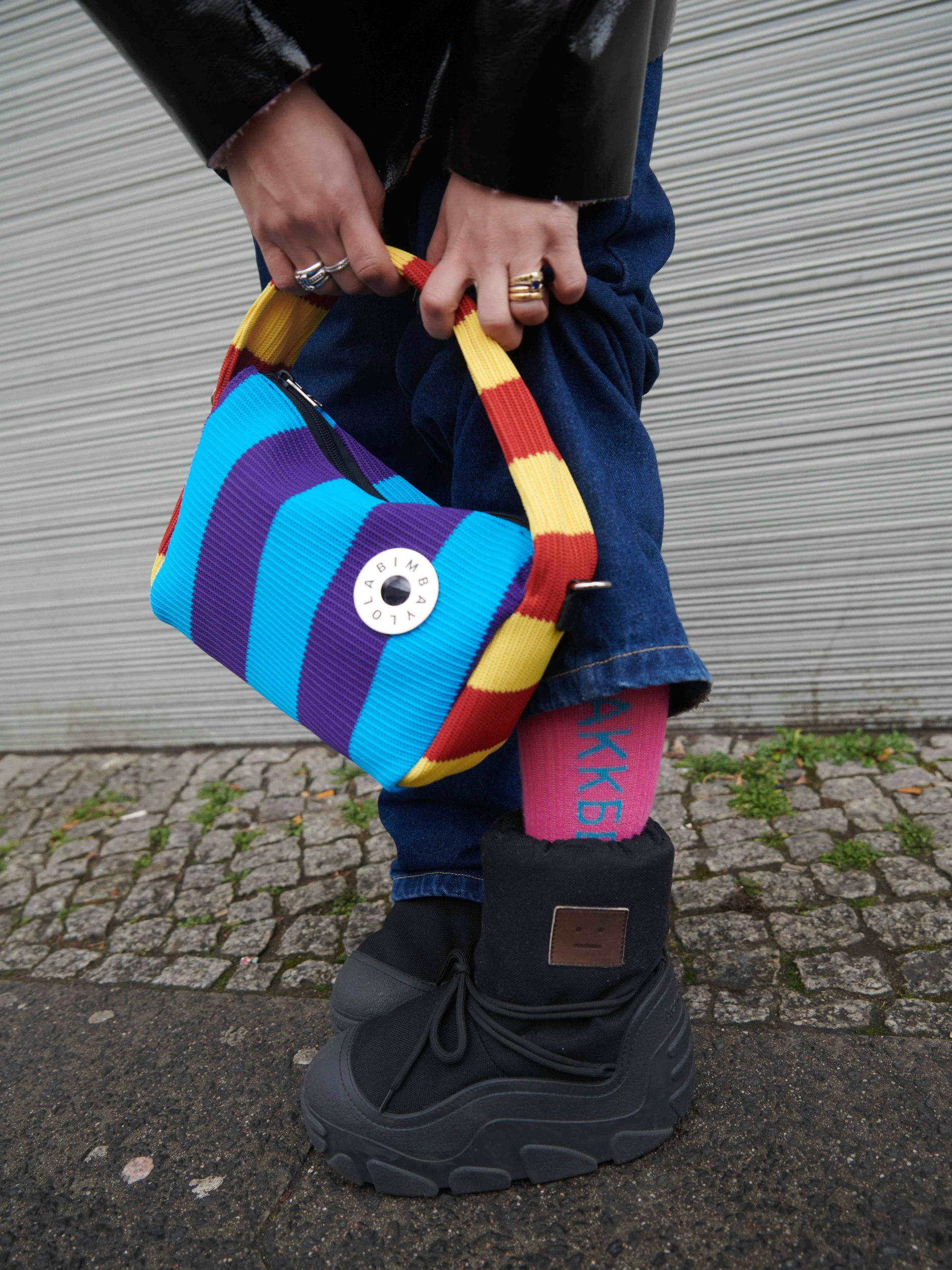 Mikas Tasche ist ebenfalls vom spanische Label Bimba Y Lola. Zu den Snow Boots von Acne Studios trägt sie Kniestrümpfe des Moskauer Skaterlabels Rassvet.&nbsp;&nbsp;