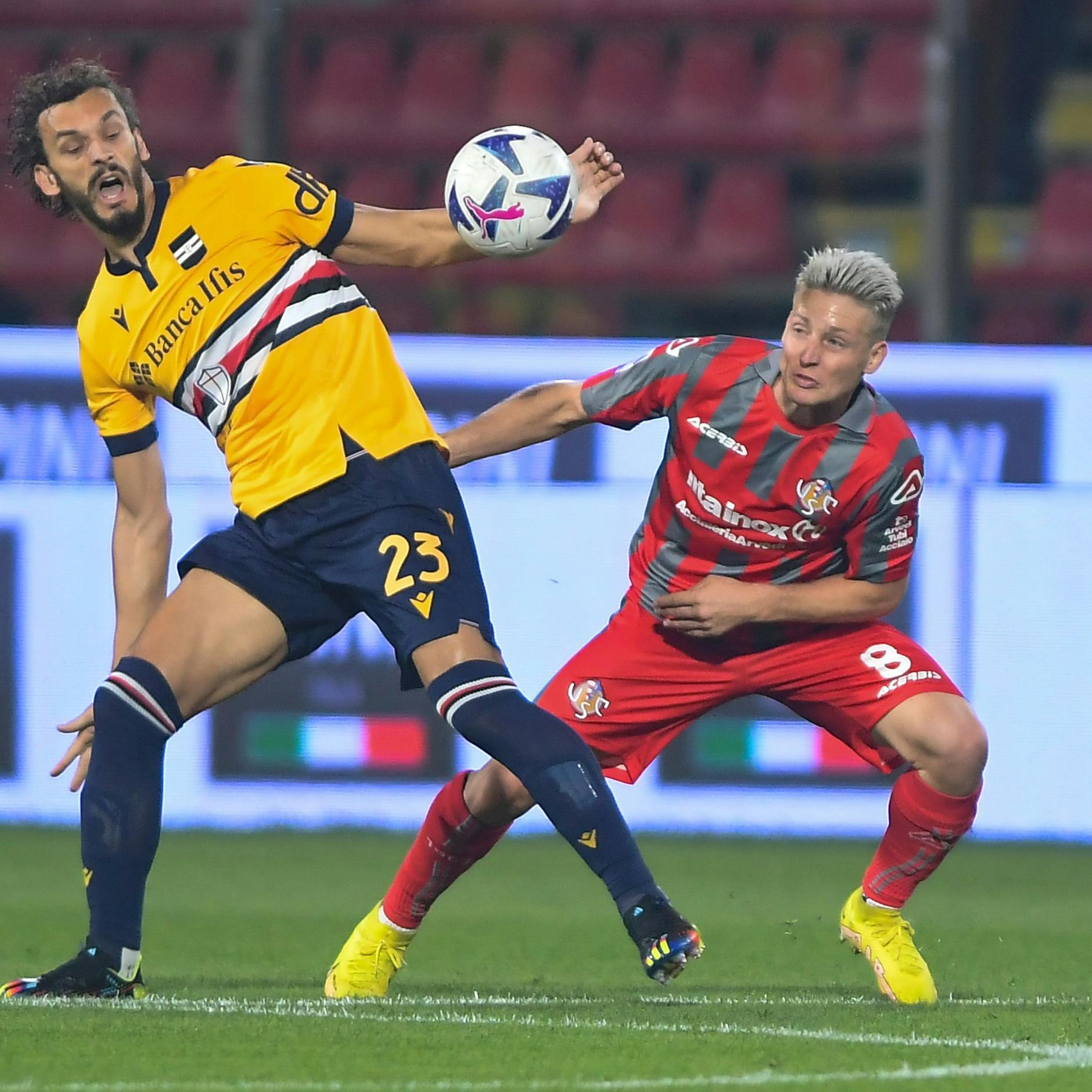 Herthas Santiago Ascacibar (r.) im Duell mit Sampdorias Manolo Gabbiadini. Der Argentinier kämpft bei Cremonsese um einen Stammplatz.