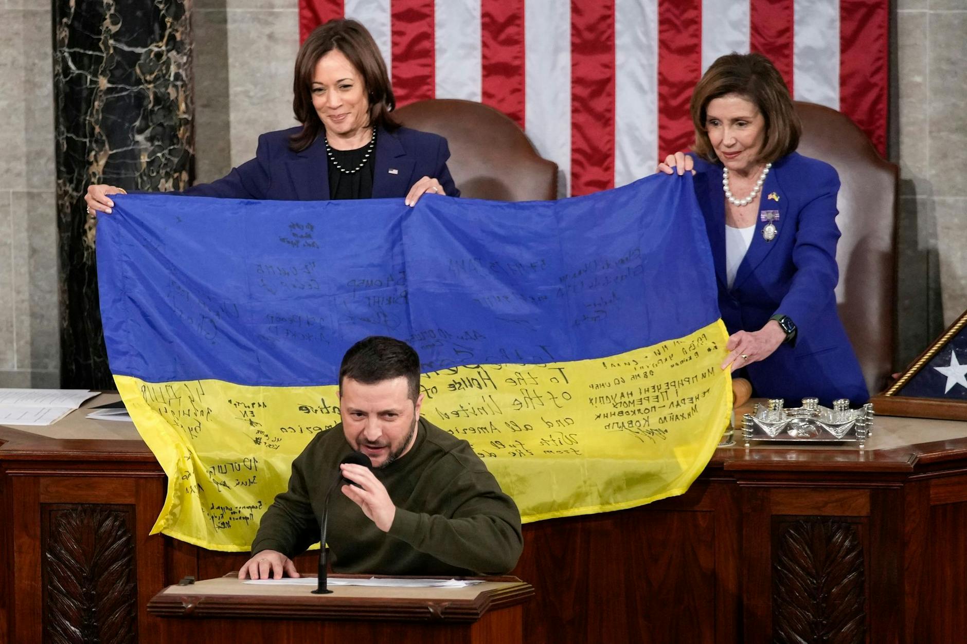 Selenskyj überreichte dem Kongress eine ukrainische Flagge, die von den Frontsoldaten in Bachmut signiert wurde.