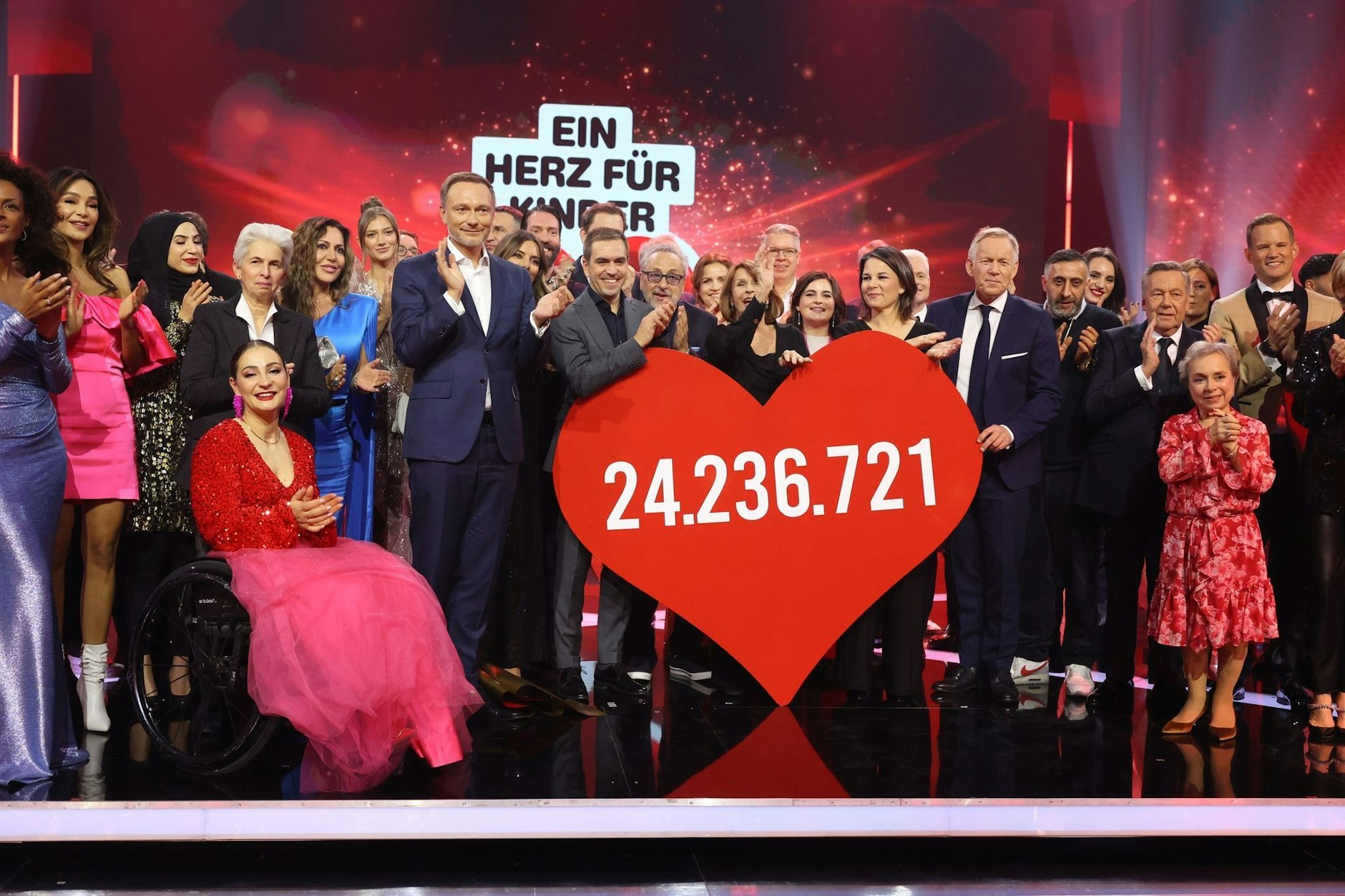 Mehr als 70 Stars aus Gesellschaft, Sport, Politik, Showbusiness und Social Media nahmen Spenden der Zuschauer entgegen.  