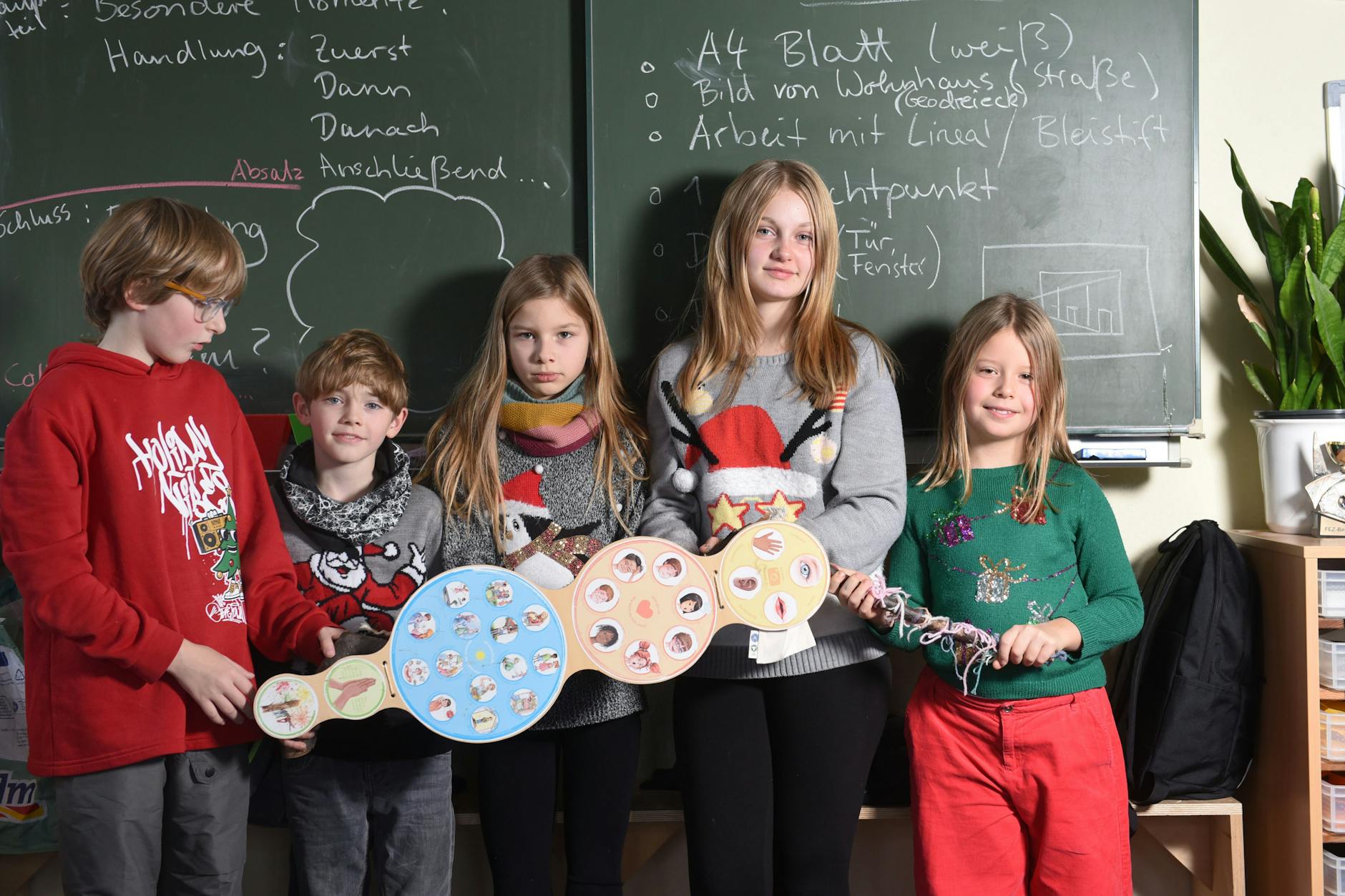Mit dem Friedensstab: Auf dem Stab sind verschiedene Symbole. Damit können die Kinder im Streitfall ins Gespräch kommen und herausfinden, wie sie den Konflikt lösen.