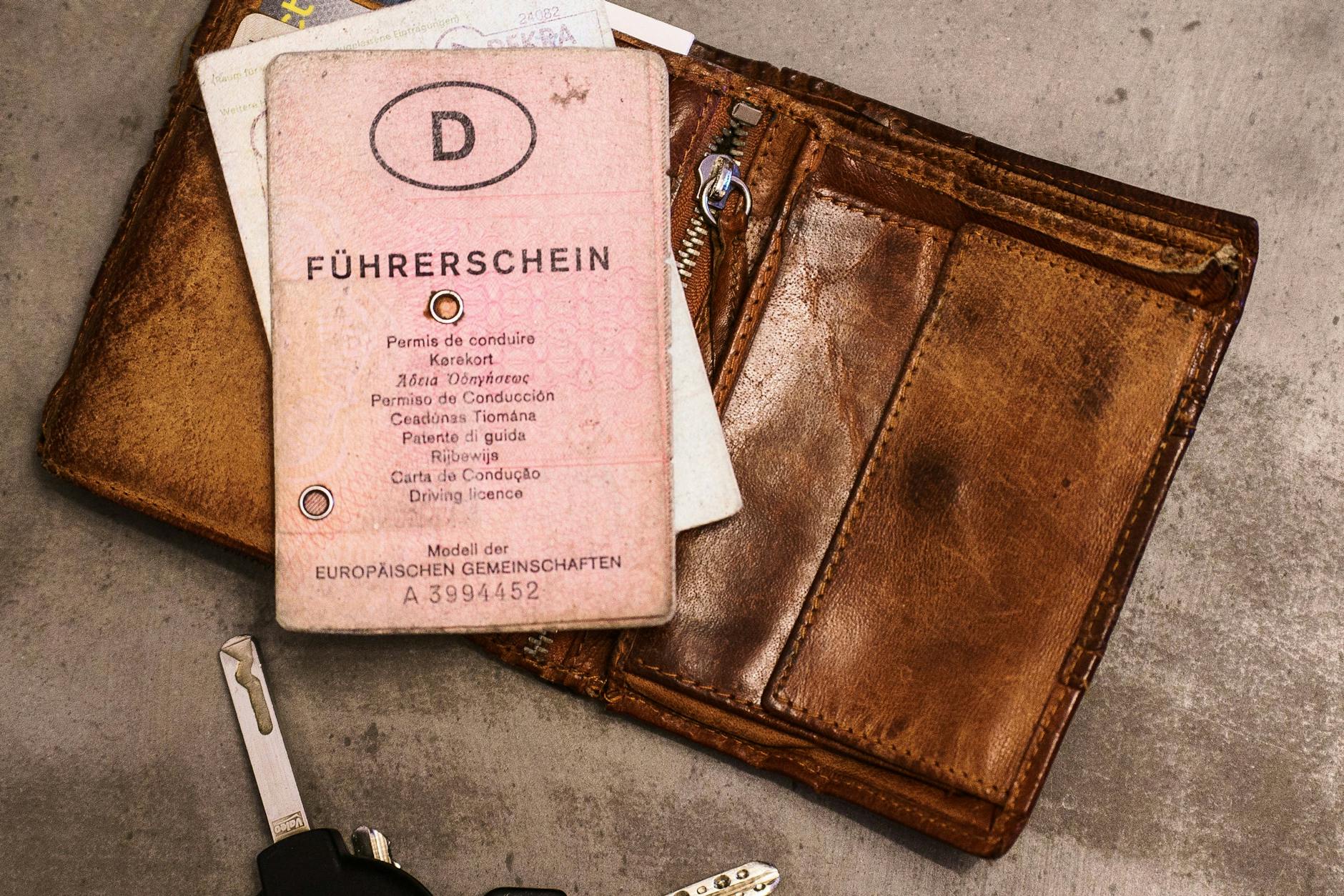 Na, auch schon länger her, dass Sie den Führerschein gemacht haben? Solche alten Dokumente müssen jetzt umgetauscht werden.