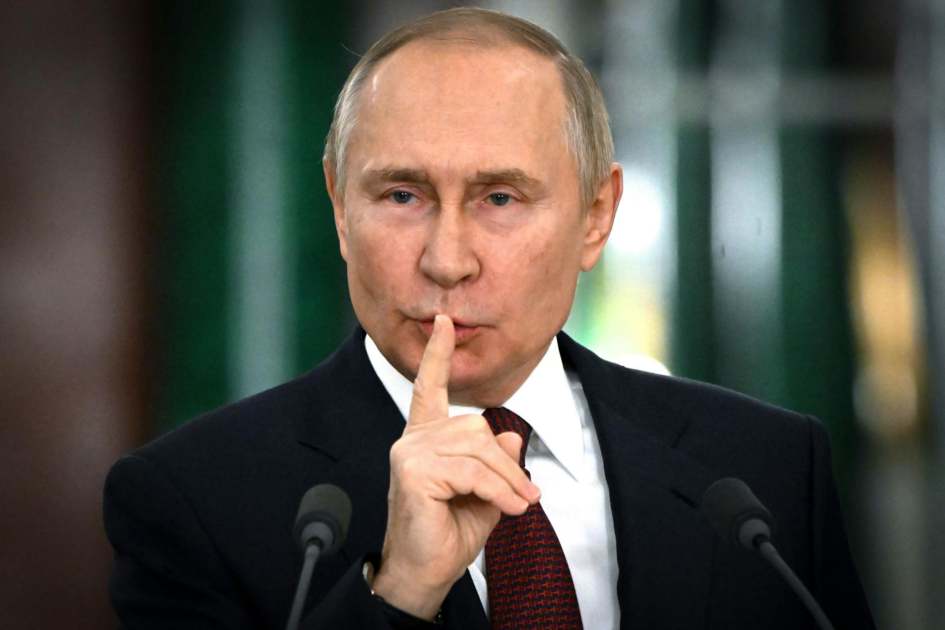 Dieses von der staatlichen russischen Nachrichtenagentur Sputnik via AP veröffentlichte Foto zeigt Wladimir Putin, Präsident von Russland, während einer Pressekonferenz im Kreml. Ein Petersburger Abgeordneter will ihn nun wegen des Wortes „Krieg“ verklagen.