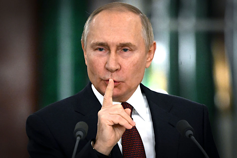 Dieses von der staatlichen russischen Nachrichtenagentur Sputnik via AP veröffentlichte Foto zeigt Wladimir Putin, Präsident von Russland, während einer Pressekonferenz im Kreml. Ein Petersburger Abgeordneter will ihn nun wegen des Wortes „Krieg“ verklagen.