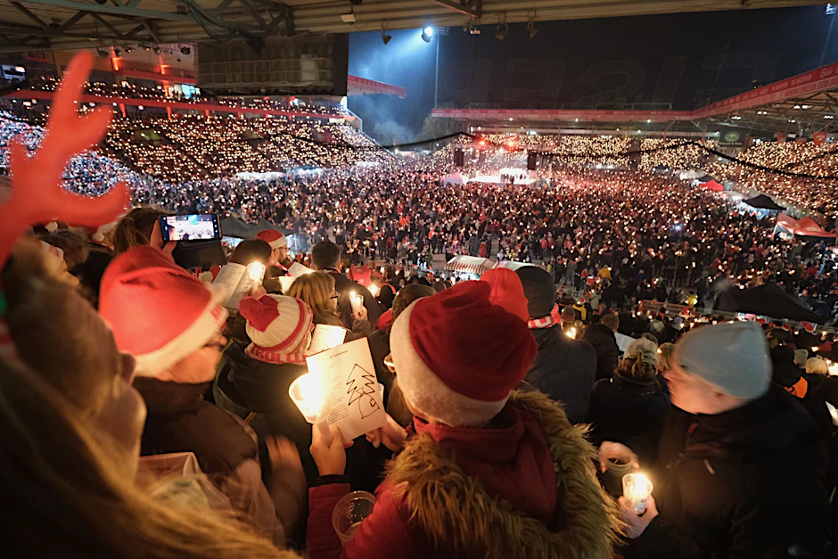 Die Alte Försterei war mit 28.500 Menschen, die kräftig mitsangen, ausverkauft.