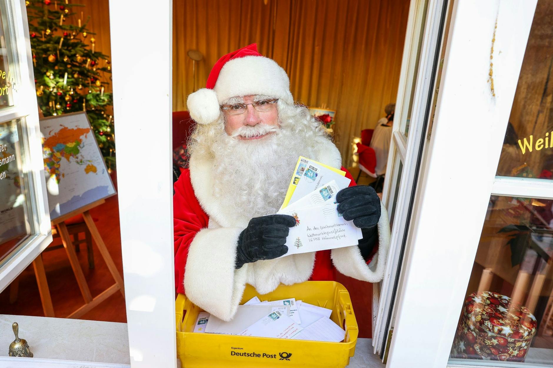 Der Weihnachtsmann hält Briefe von Kindern in Himmelpfort in der Weihnachtspostfiliale. 