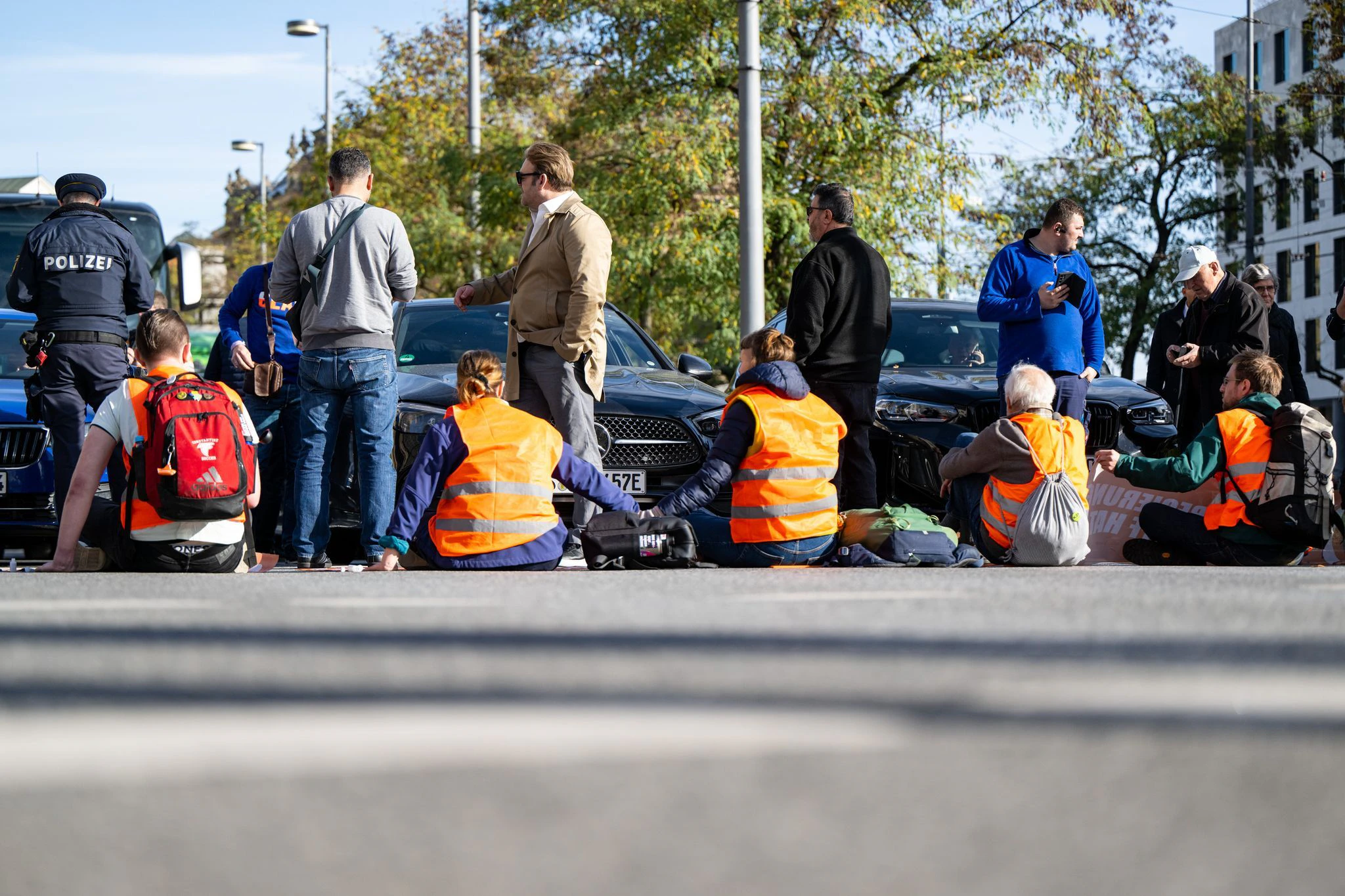 Klimakleber: Die Mitglieder der selbsternannten Letzten Generation kleben sich auf Straßen.