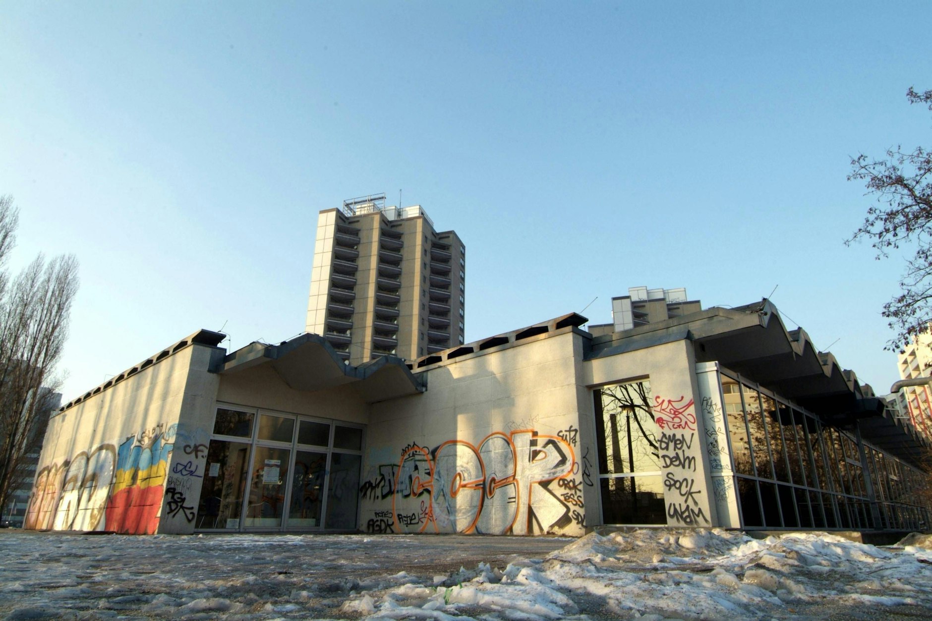 Die Schwimmhalle in der Holzmarktstraße steht schon lange leer.
