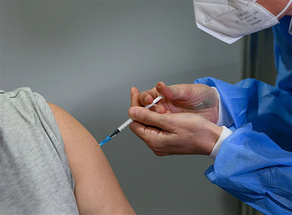 Ein Klinikmitarbeiter impft einen Kollegen. Immer mehr Anträge wegen möglichen Impfschäden werden eingereicht.