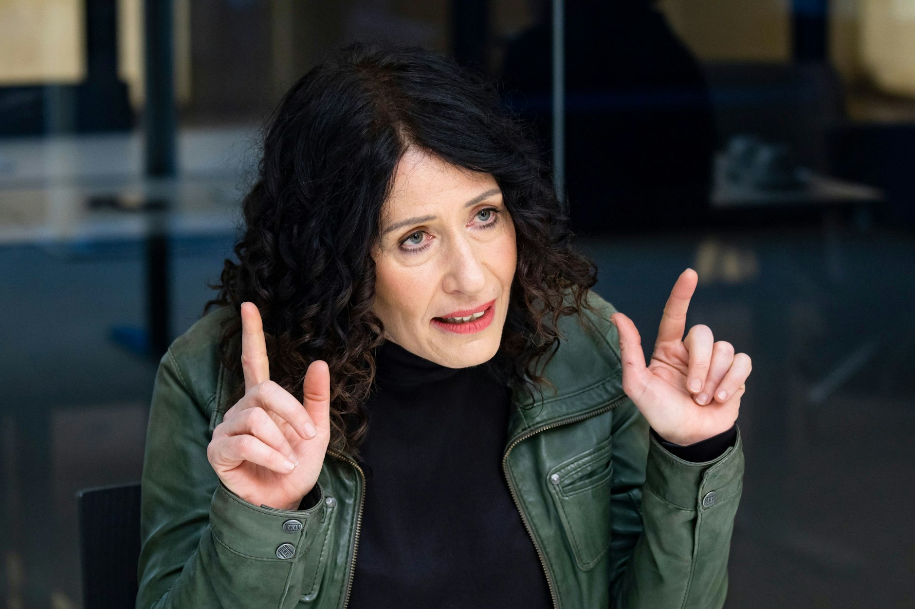 Ausdrucksstark im Dialog: Bettina Jarasch.