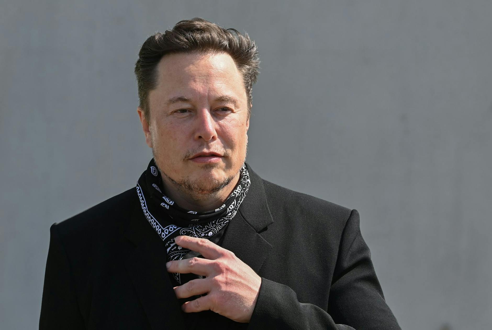 ARCHIV - Elon Musk bei einem Pressetermin auf dem Gelände der Tesla Gigafactory in Grünheide.