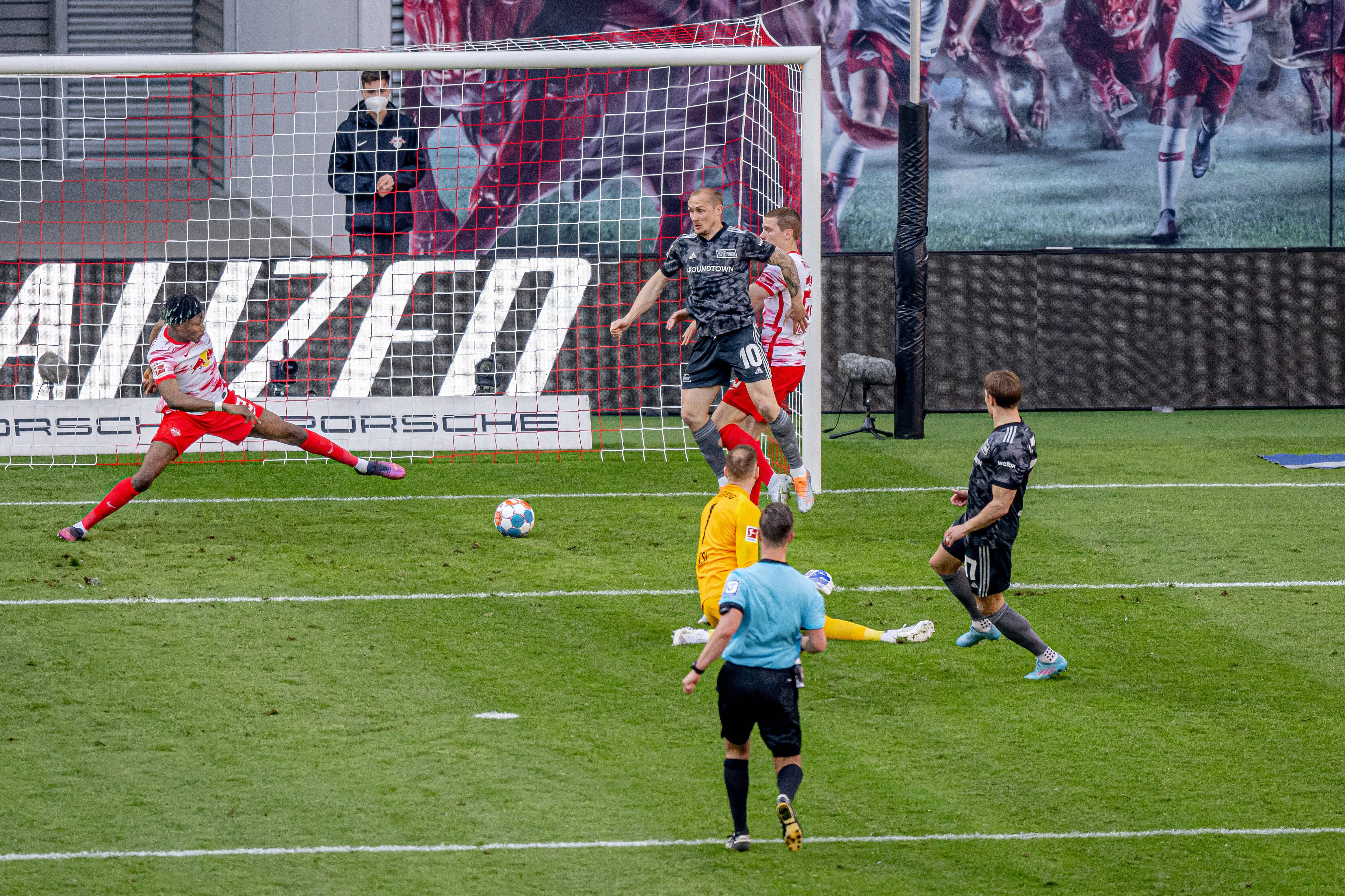 ... Kevin Behrens (r.) schießt überlegt zum 2:1 für Union Berlin bei RB Leipzig ein.